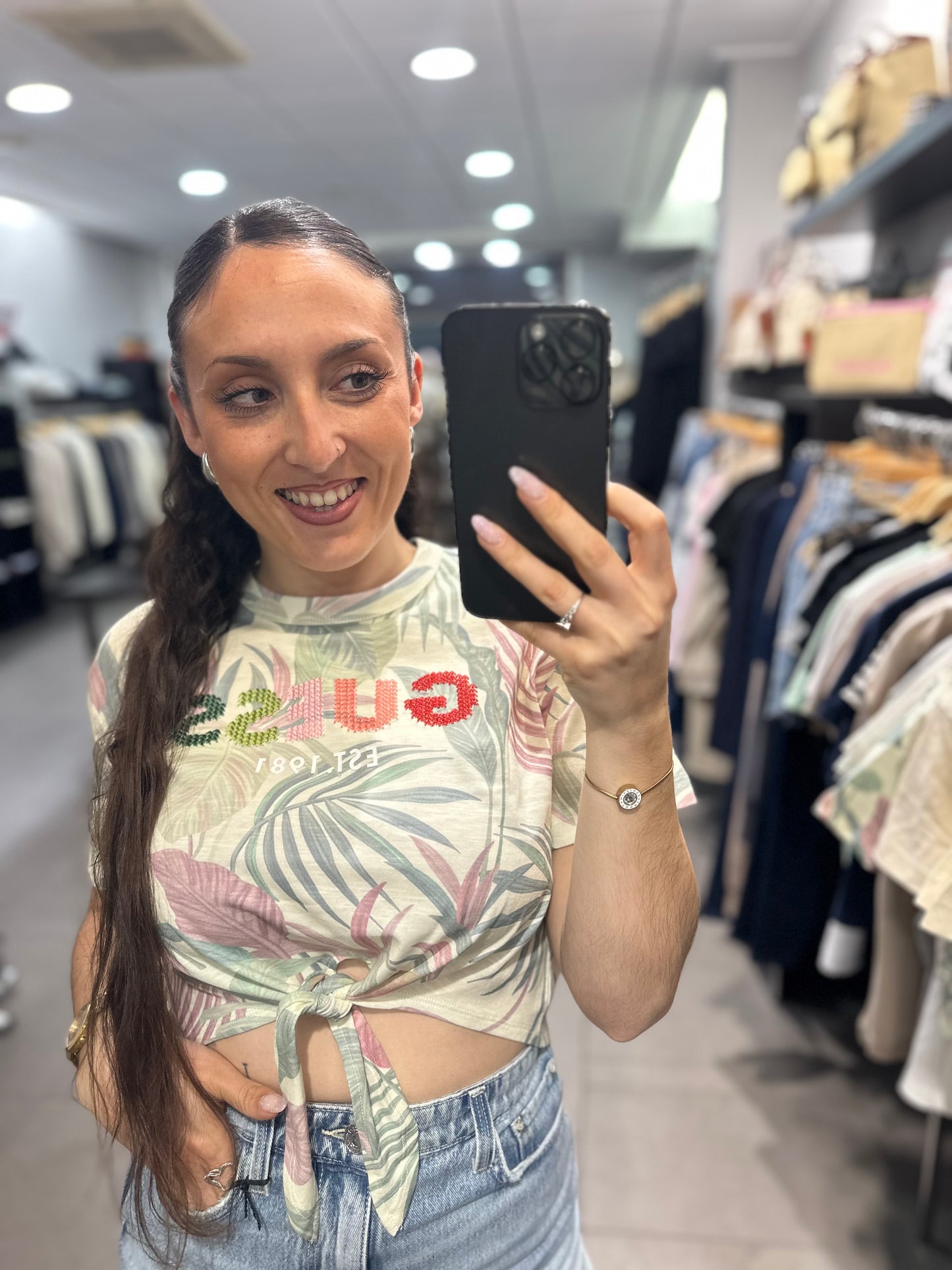 CAMISETA GUESS CROP CON NUDO Y ESTAMPADO DE FLORES CON LOGO BORDADO EN COLORES PATEL