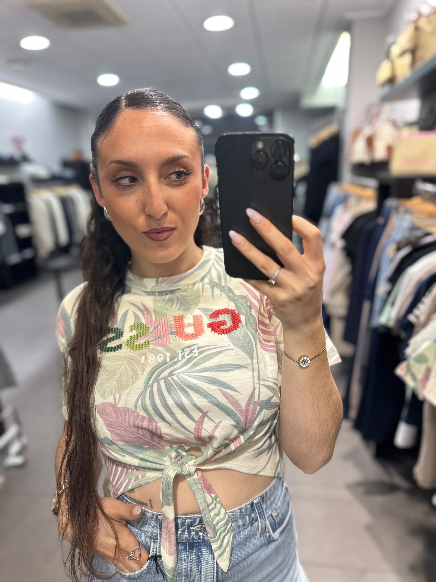 CAMISETA GUESS CROP CON NUDO Y ESTAMPADO DE FLORES CON LOGO BORDADO EN COLORES PATEL