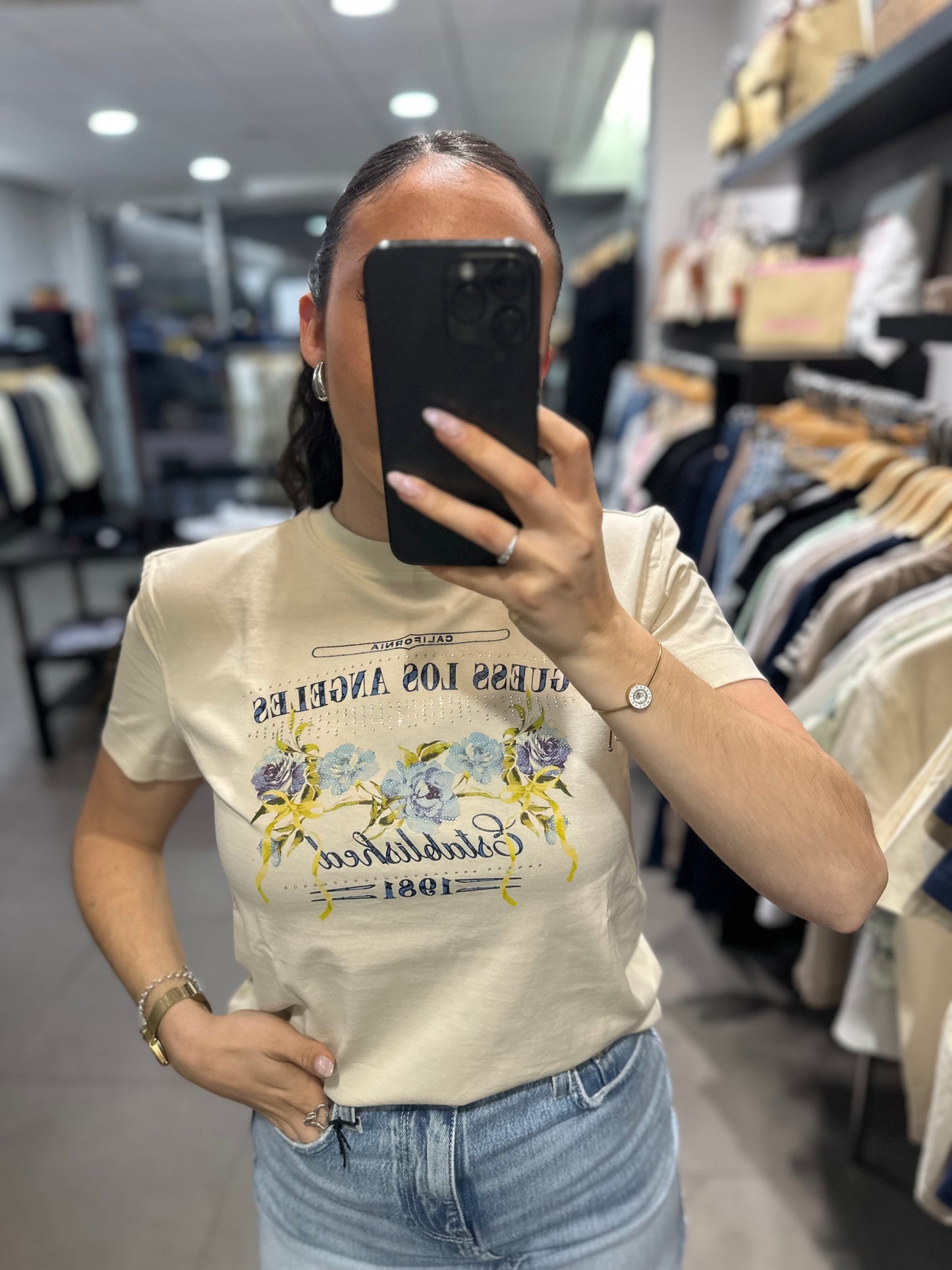 CAMISETA GUESS BEIGE CON LOGO FLORES AZULES CON BRILLO