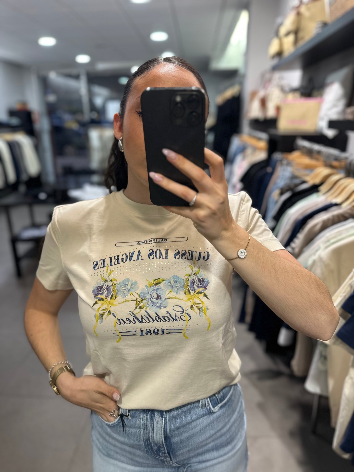 CAMISETA GUESS BEIGE CON LOGO FLORES AZULES CON BRILLO