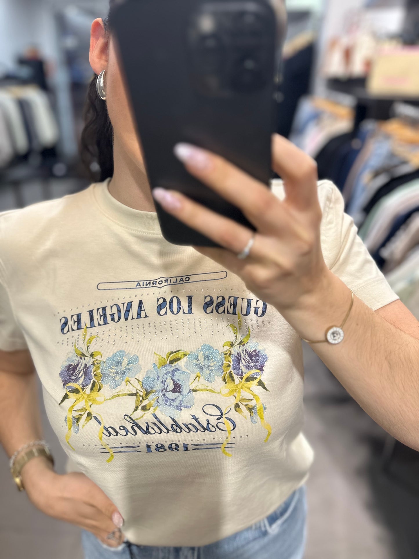 CAMISETA GUESS BEIGE CON LOGO FLORES AZULES CON BRILLO