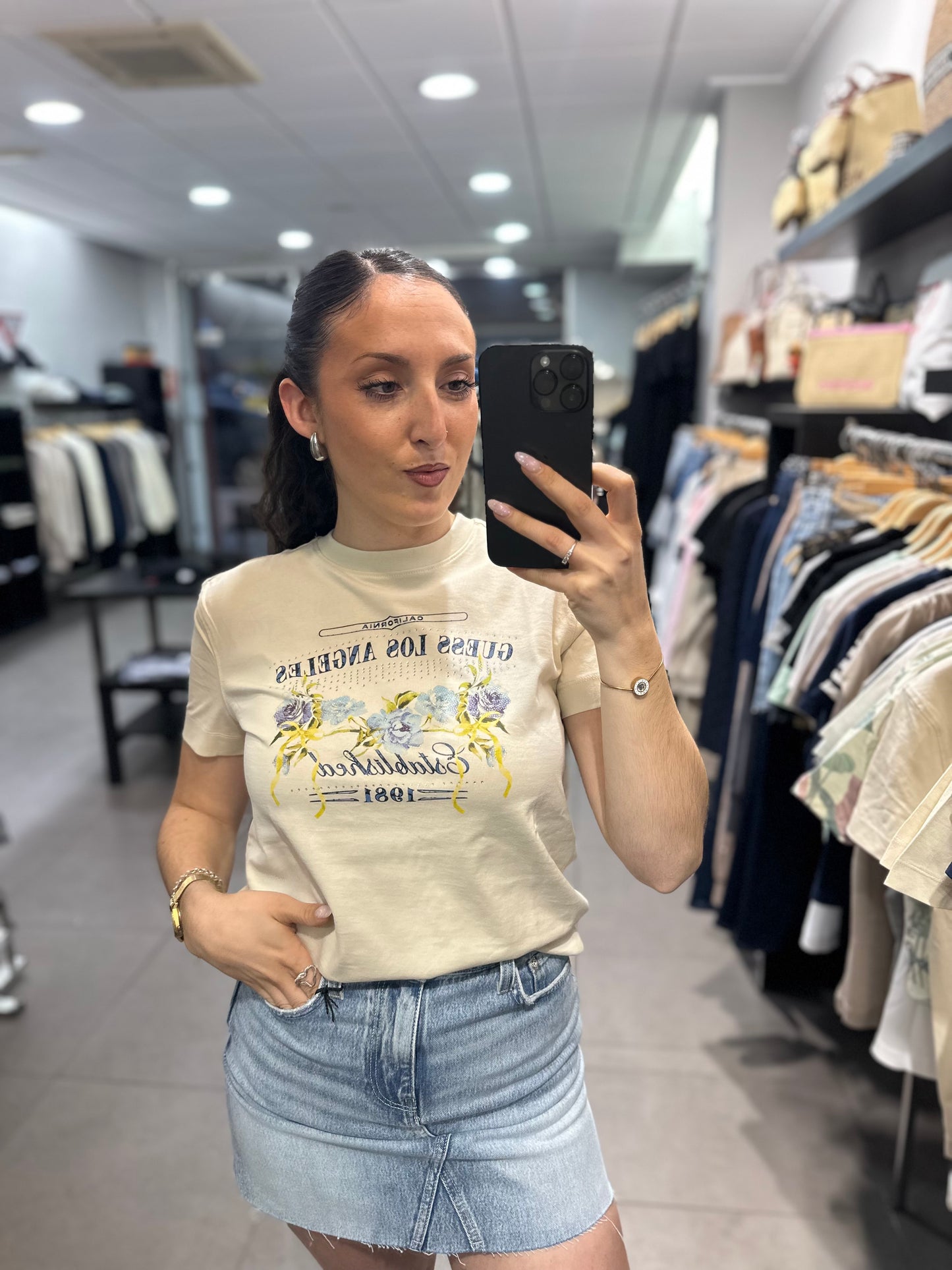 CAMISETA GUESS BEIGE CON LOGO FLORES AZULES CON BRILLO