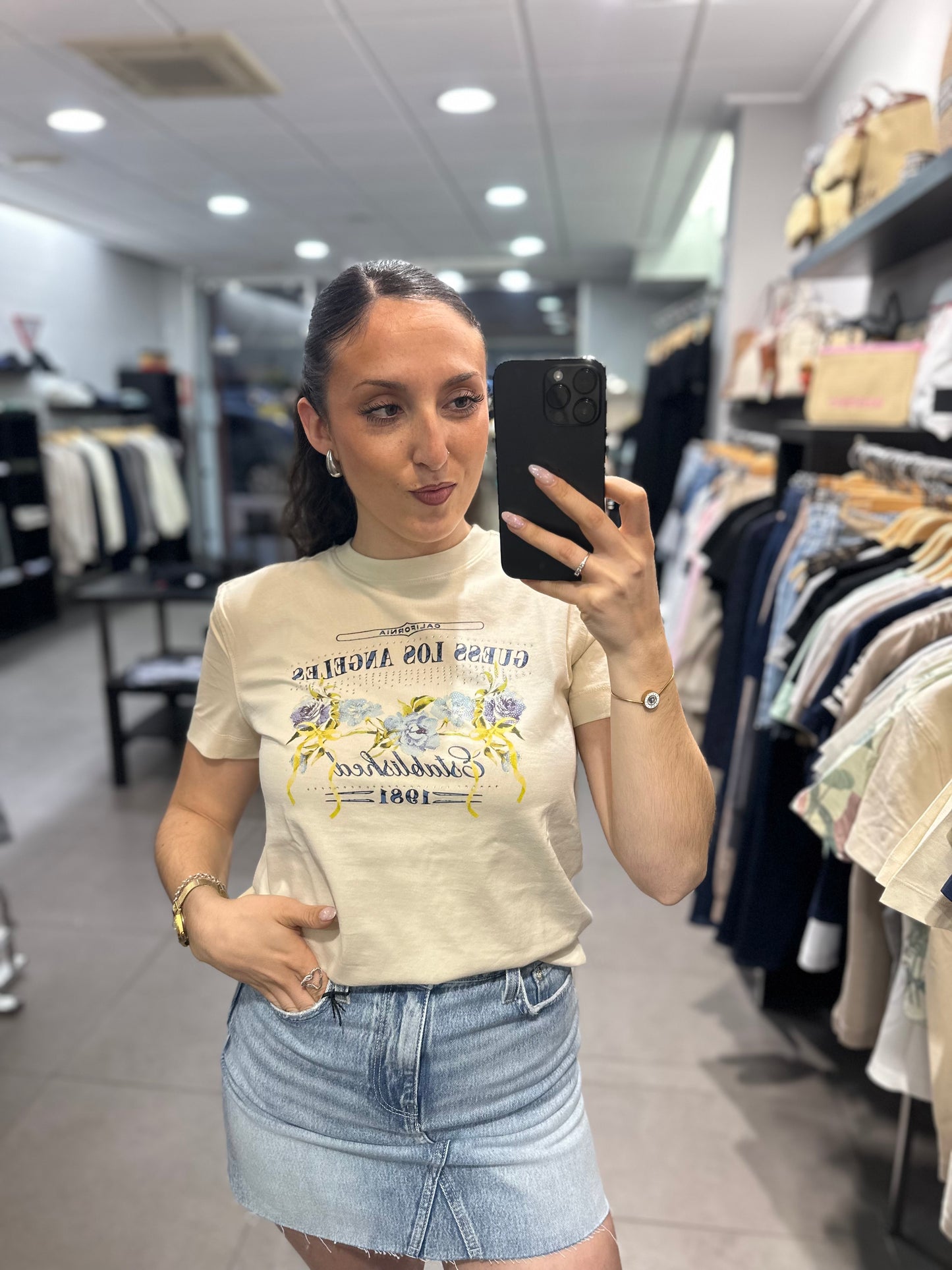 CAMISETA GUESS BEIGE CON LOGO FLORES AZULES CON BRILLO
