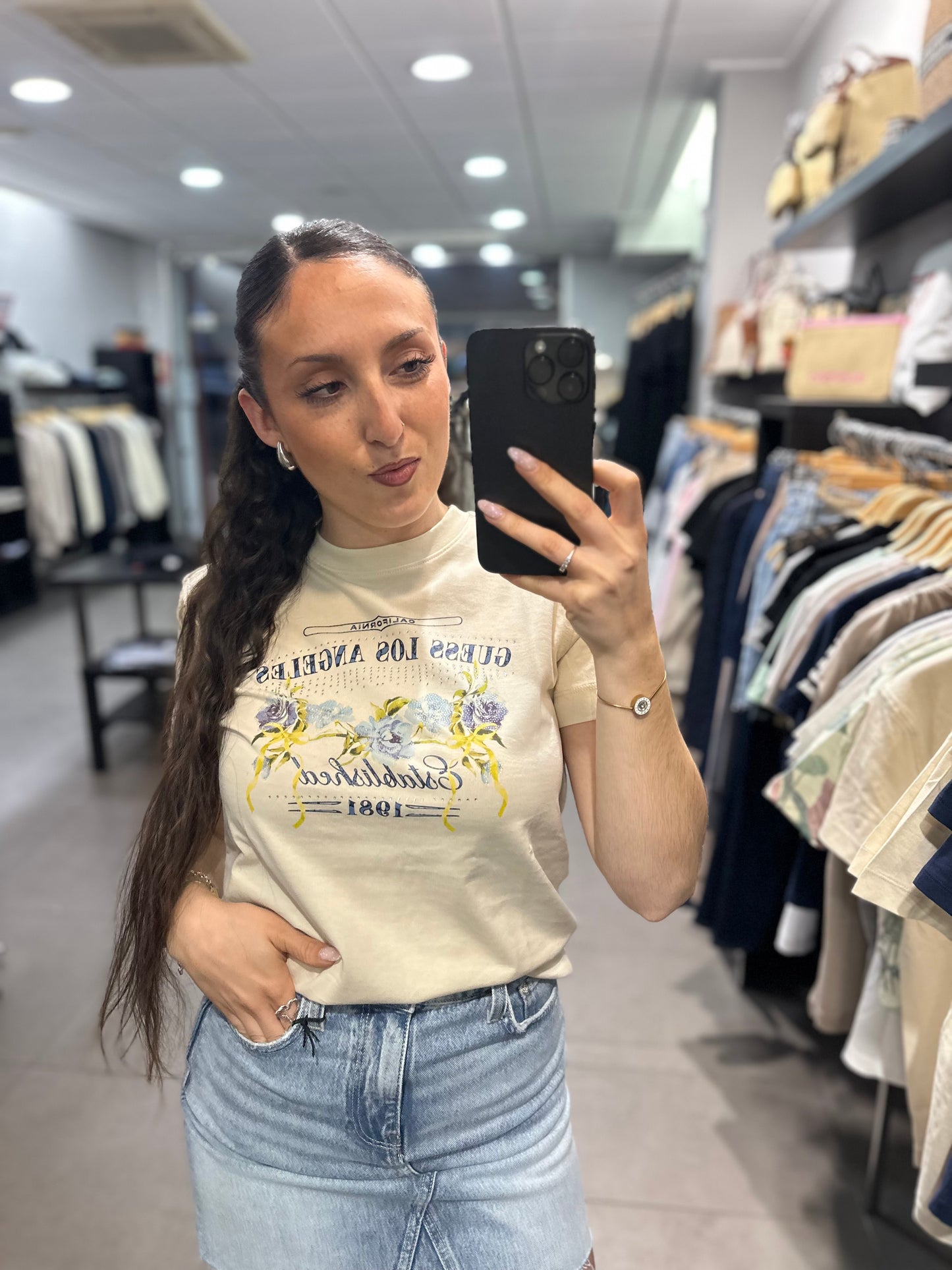 CAMISETA GUESS BEIGE CON LOGO FLORES AZULES CON BRILLO