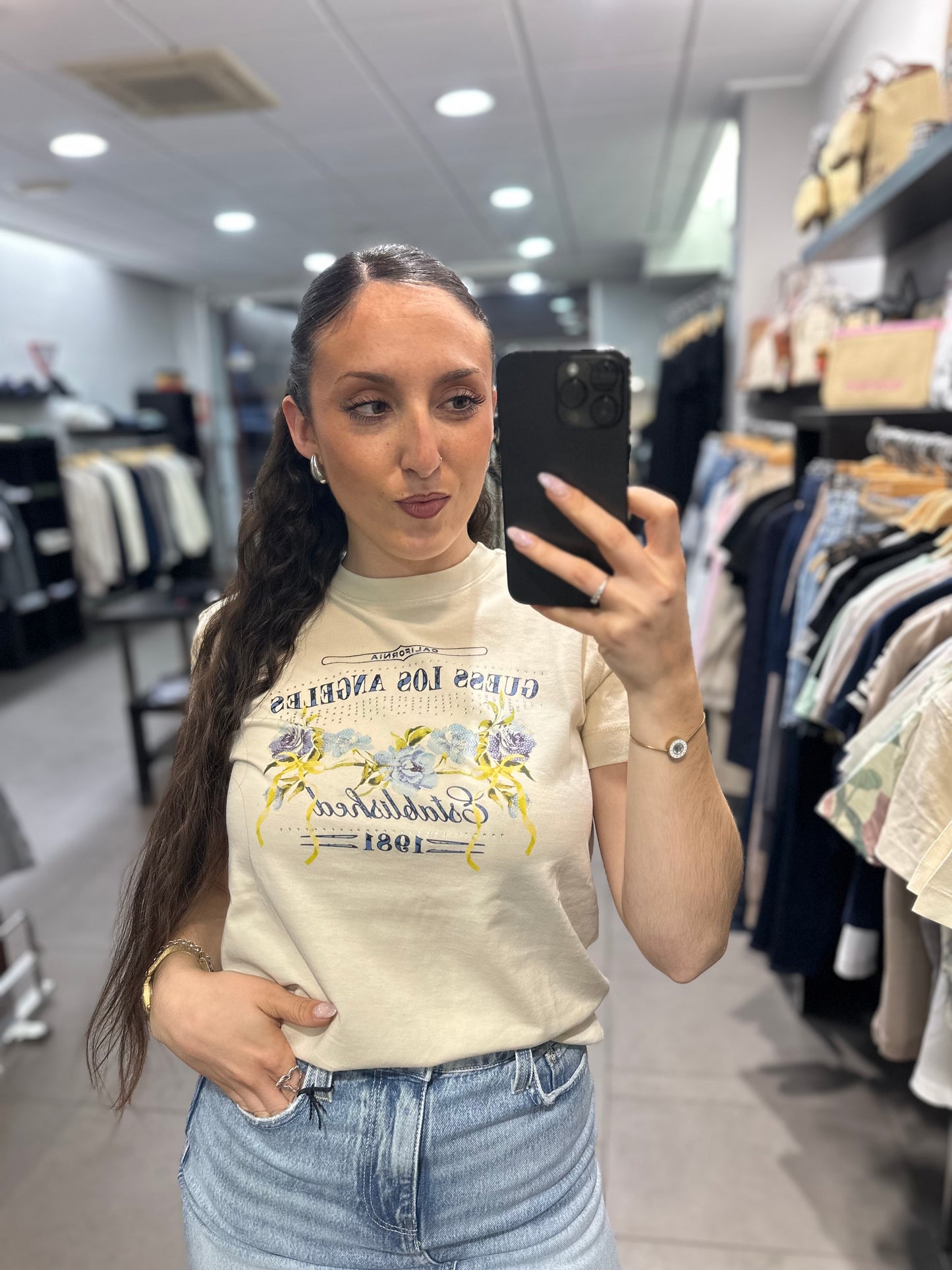 CAMISETA GUESS BEIGE CON LOGO FLORES AZULES CON BRILLO
