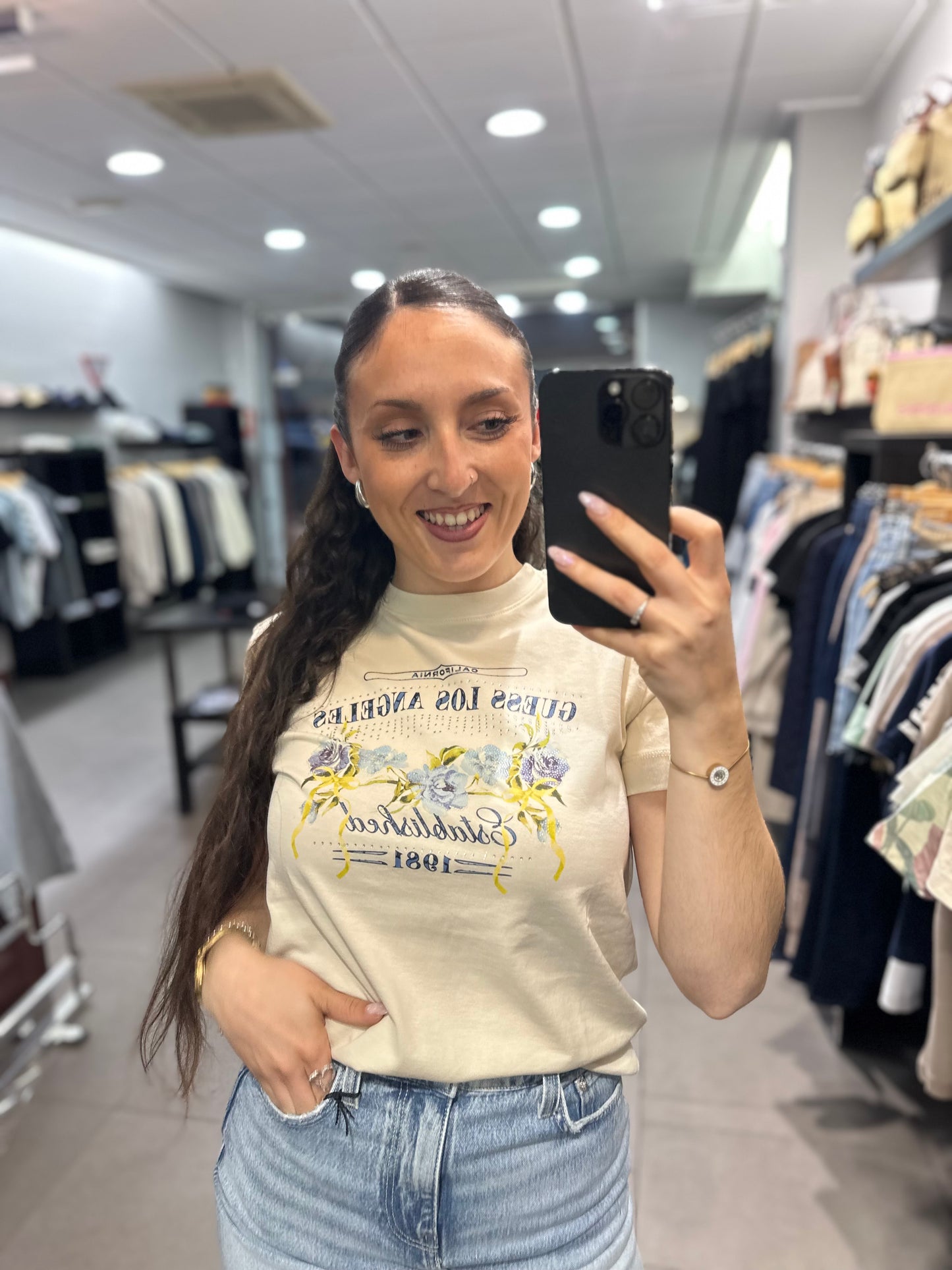 CAMISETA GUESS BEIGE CON LOGO FLORES AZULES CON BRILLO