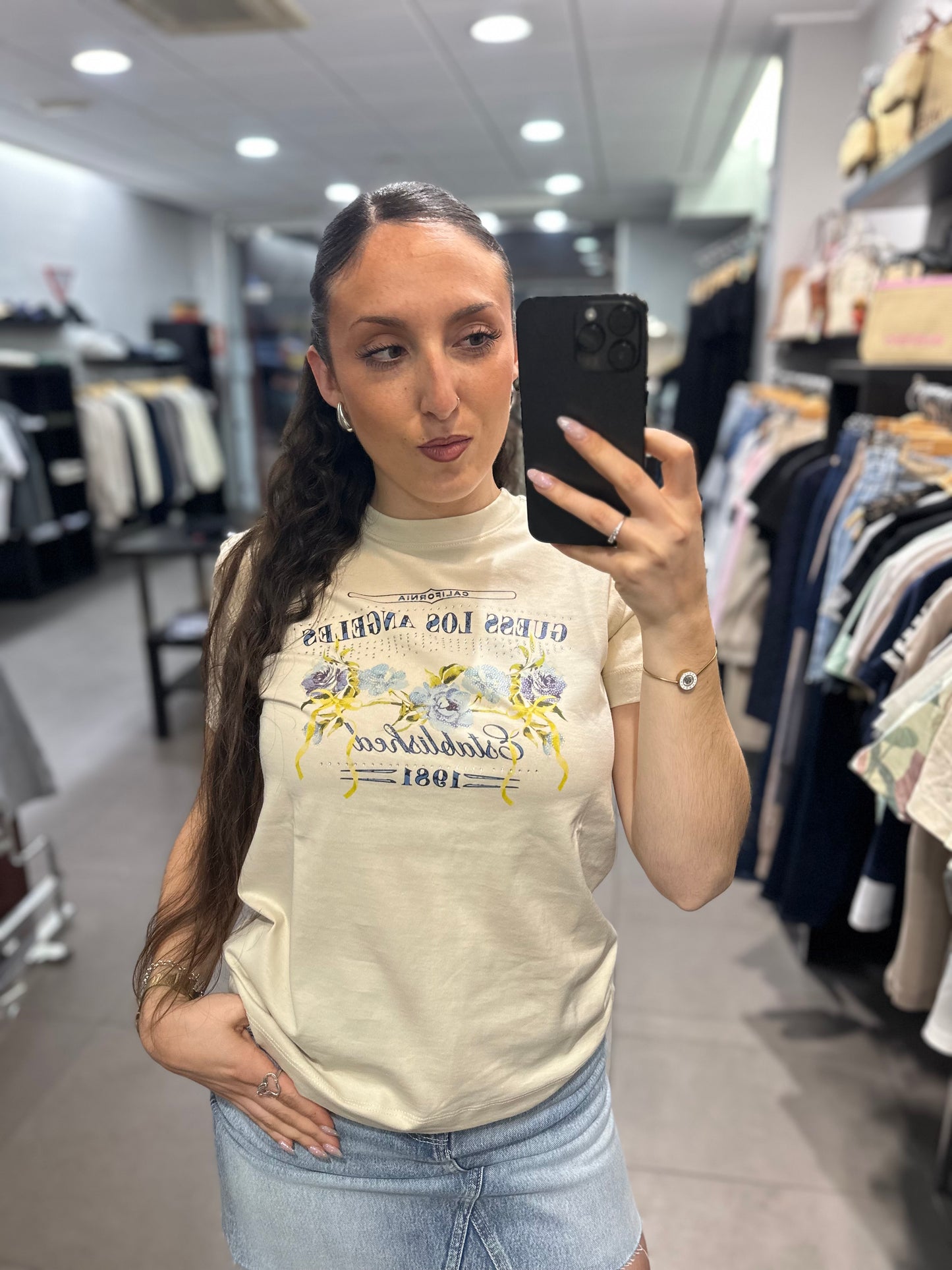 CAMISETA GUESS BEIGE CON LOGO FLORES AZULES CON BRILLO