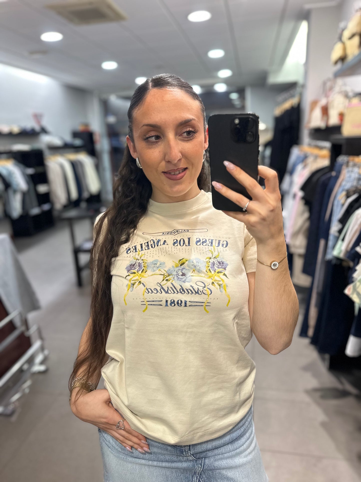CAMISETA GUESS BEIGE CON LOGO FLORES AZULES CON BRILLO