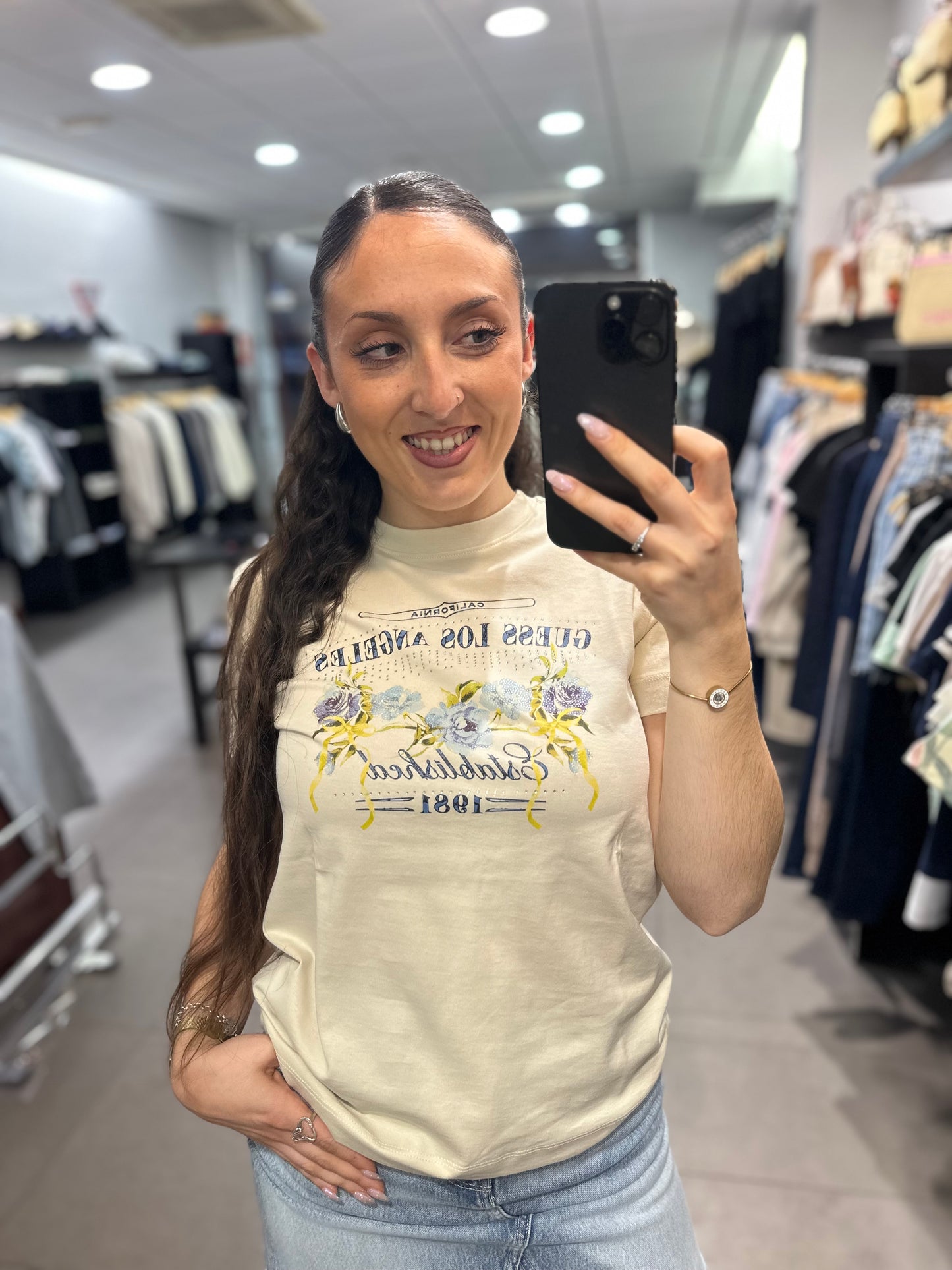 CAMISETA GUESS BEIGE CON LOGO FLORES AZULES CON BRILLO