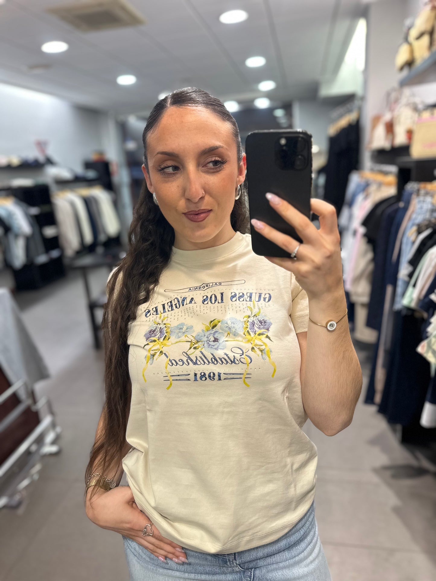CAMISETA GUESS BEIGE CON LOGO FLORES AZULES CON BRILLO