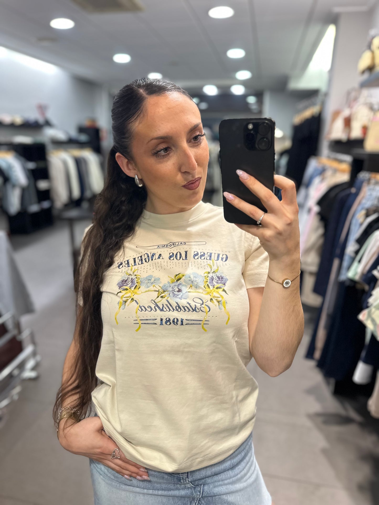 CAMISETA GUESS BEIGE CON LOGO FLORES AZULES CON BRILLO