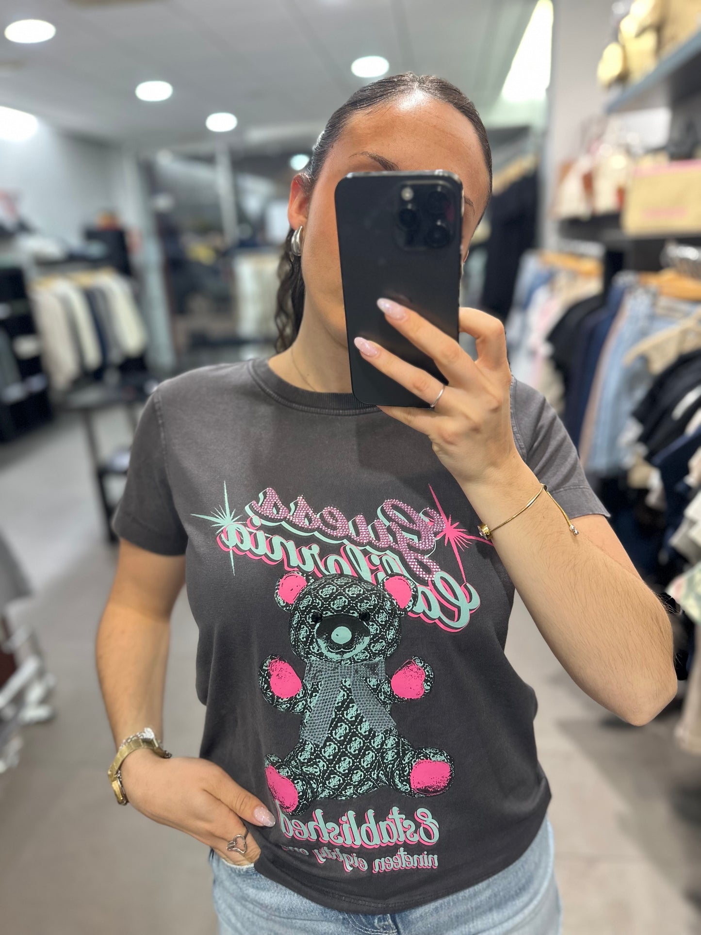 CAMISETA GUESS GRIS DESGASTADO CON LOGO OSO 4G Y BRILLO ROSA Y AZUL BEBÉ