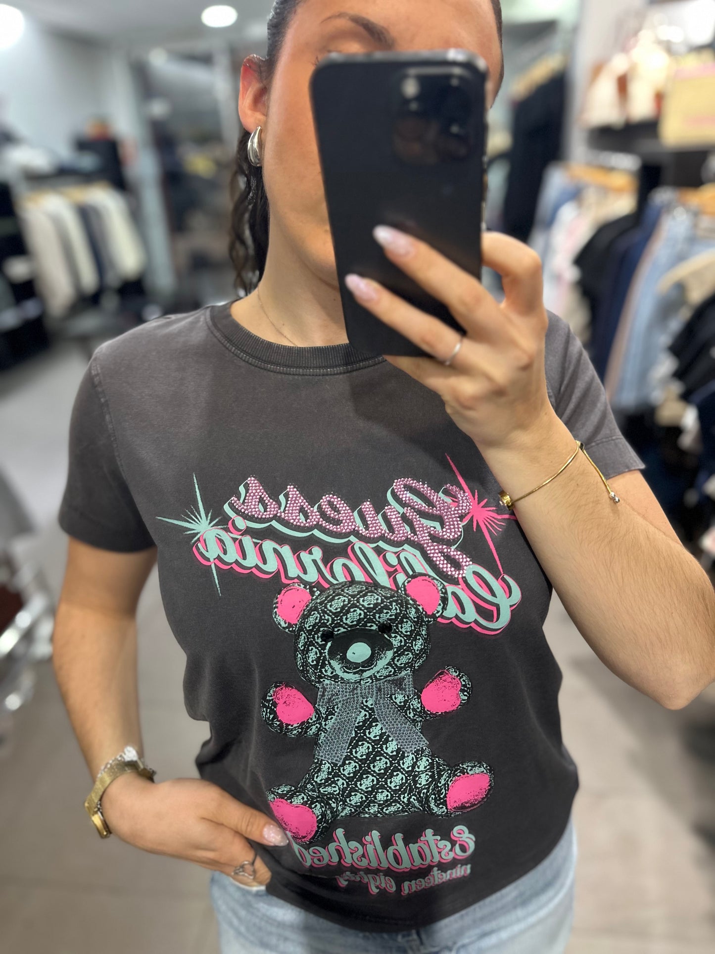 CAMISETA GUESS GRIS DESGASTADO CON LOGO OSO 4G Y BRILLO ROSA Y AZUL BEBÉ