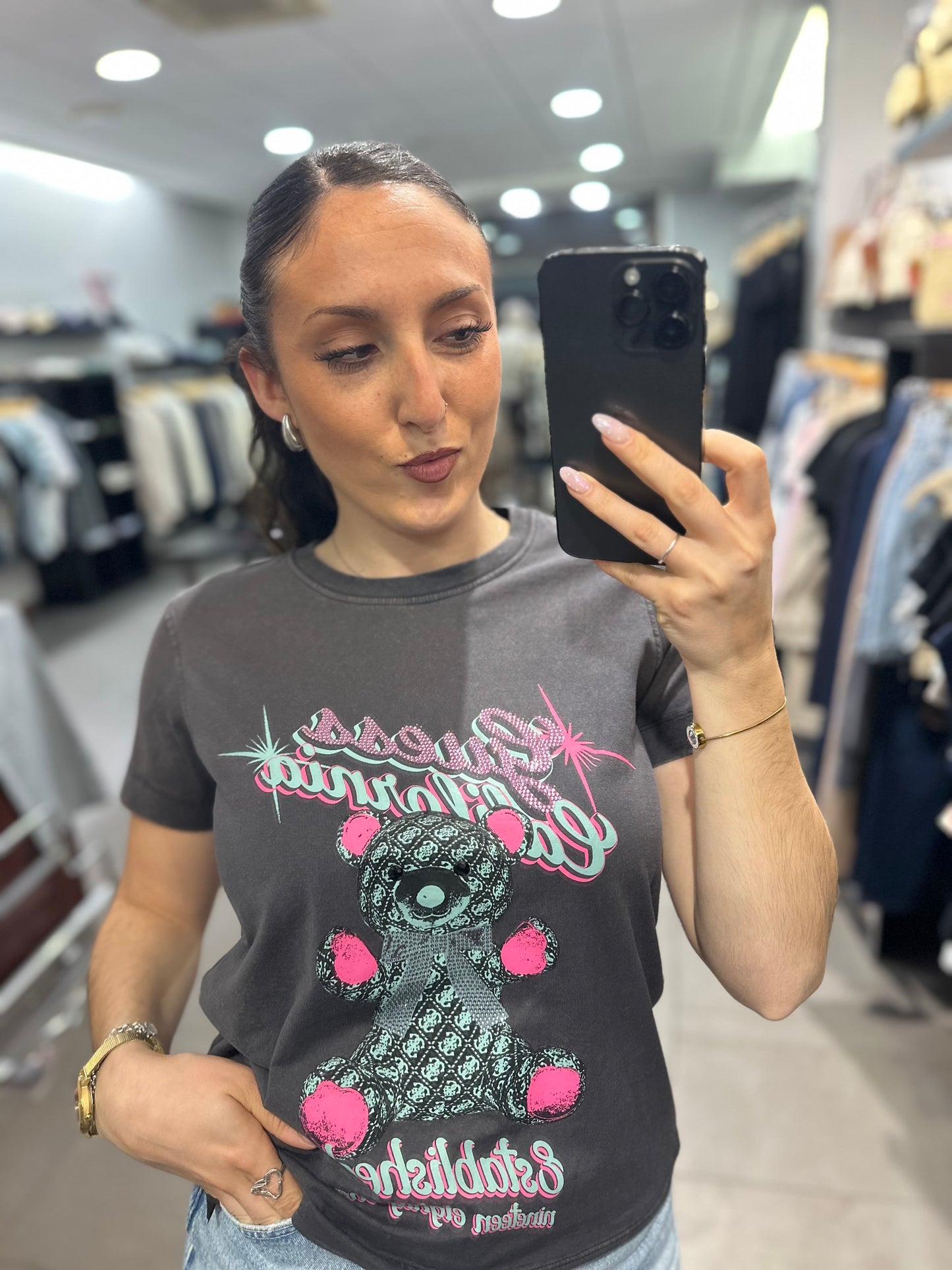CAMISETA GUESS GRIS DESGASTADO CON LOGO OSO 4G Y BRILLO ROSA Y AZUL BEBÉ