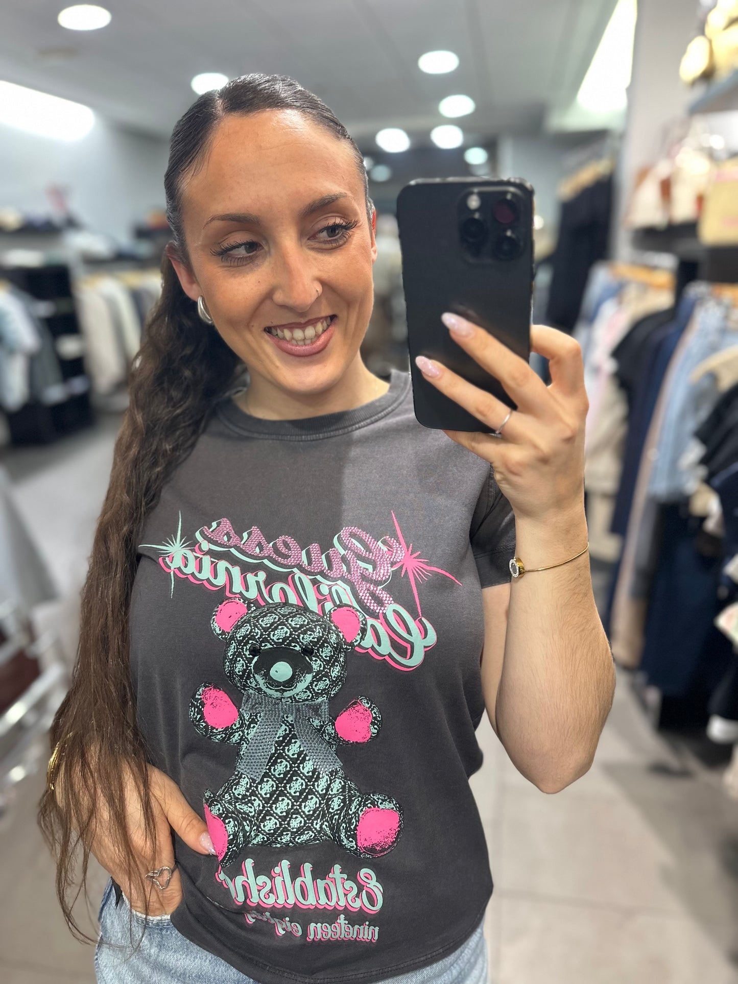 CAMISETA GUESS GRIS DESGASTADO CON LOGO OSO 4G Y BRILLO ROSA Y AZUL BEBÉ