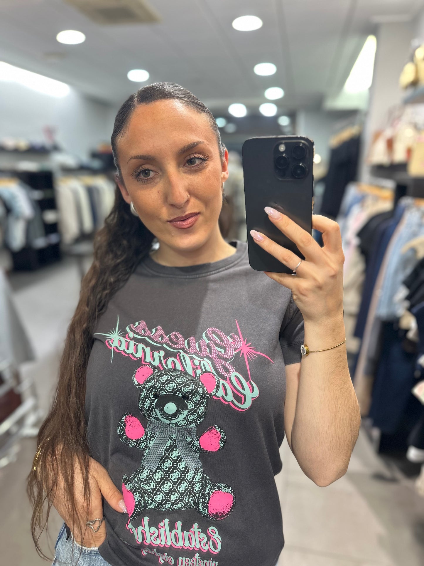 CAMISETA GUESS GRIS DESGASTADO CON LOGO OSO 4G Y BRILLO ROSA Y AZUL BEBÉ