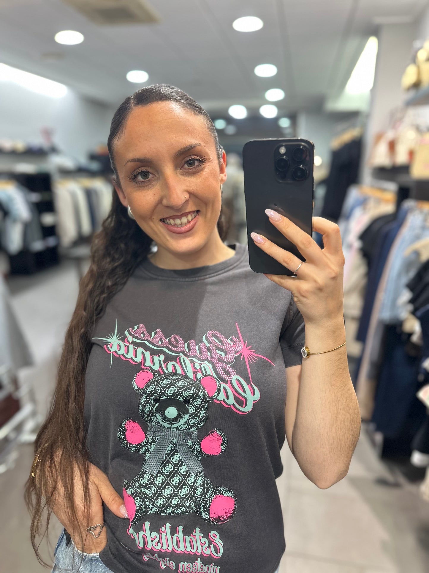 CAMISETA GUESS GRIS DESGASTADO CON LOGO OSO 4G Y BRILLO ROSA Y AZUL BEBÉ