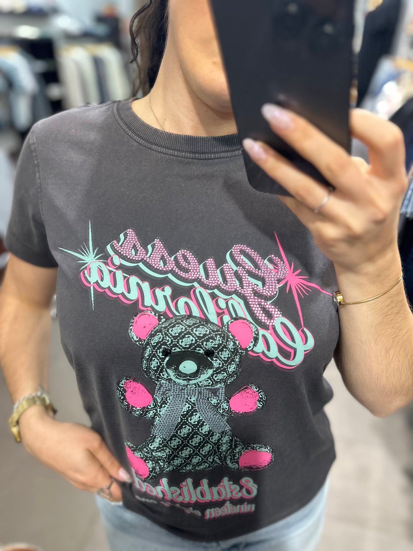 CAMISETA GUESS GRIS DESGASTADO CON LOGO OSO 4G Y BRILLO ROSA Y AZUL BEBÉ