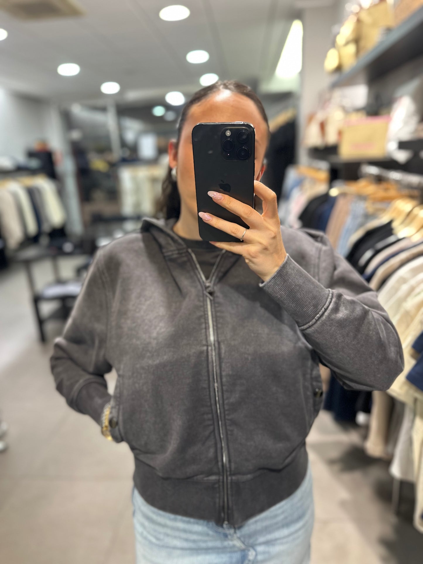 SUDADERA GUESS GRIS DESGASTADO CON LOGO BRILLO ROSA Y AZUL BEBÉ