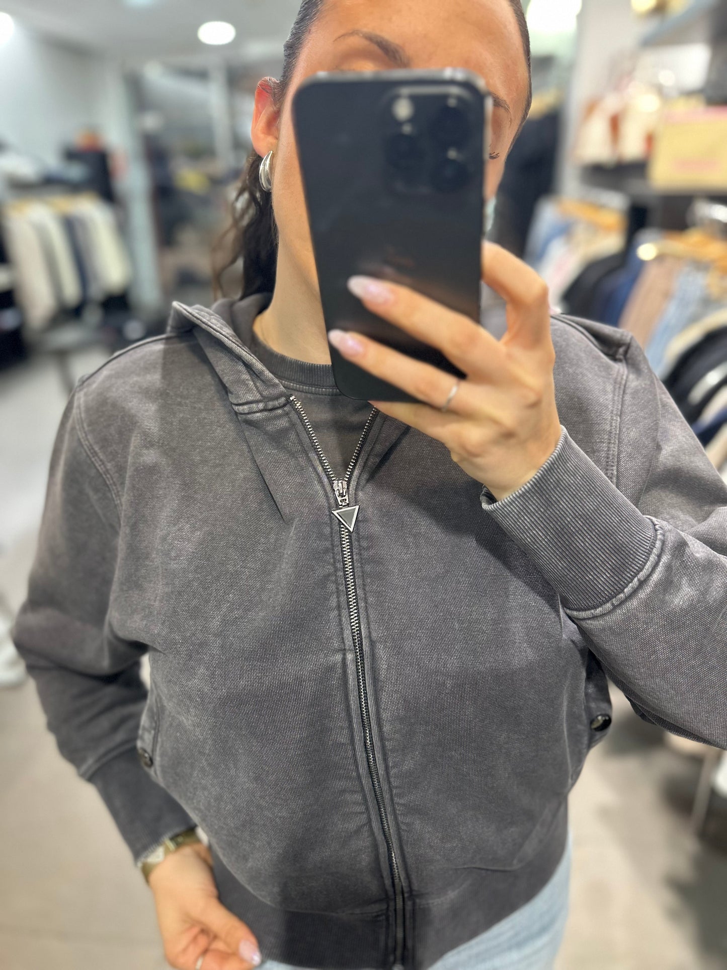SUDADERA GUESS GRIS DESGASTADO CON LOGO BRILLO ROSA Y AZUL BEBÉ