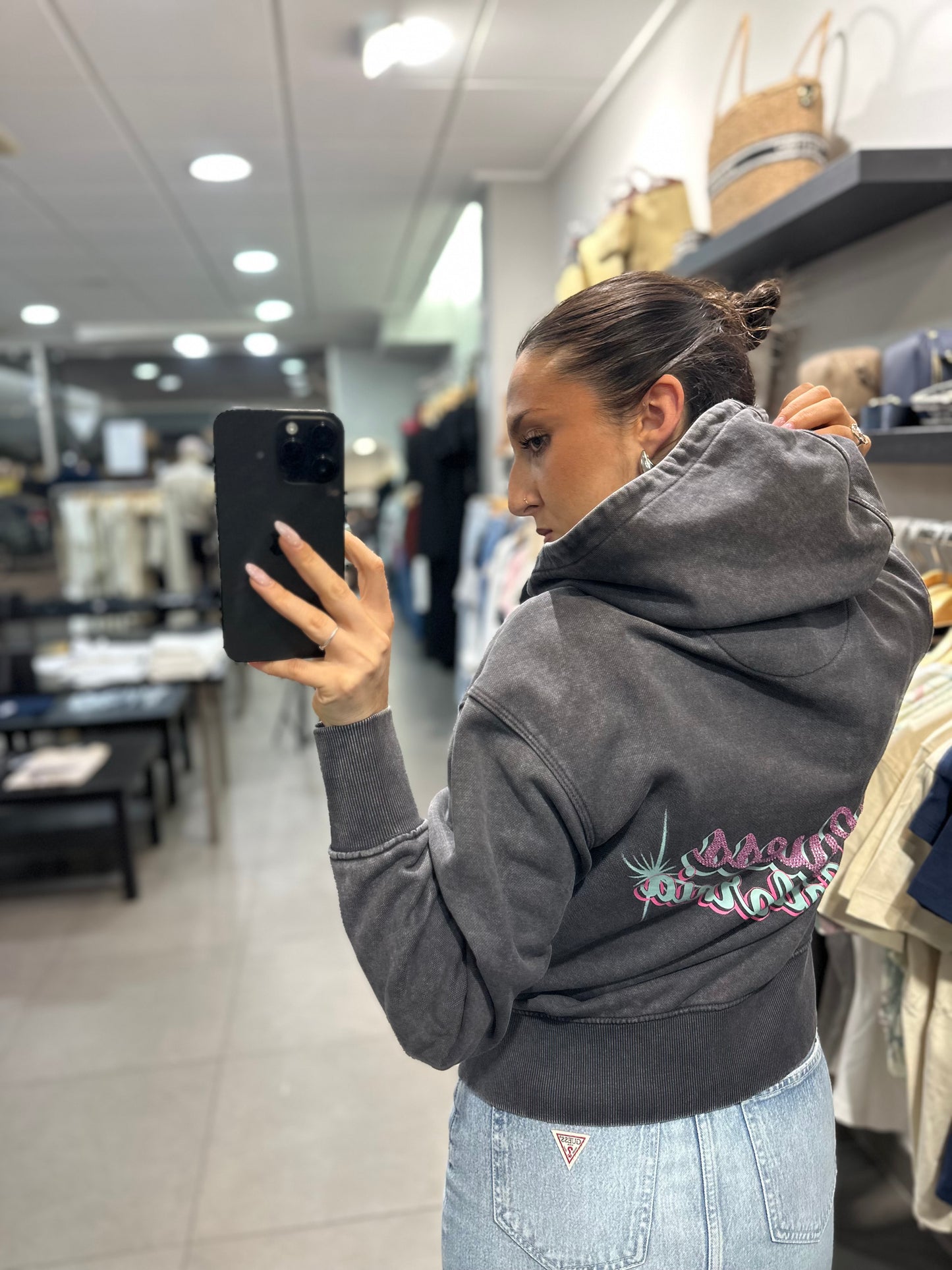 SUDADERA GUESS GRIS DESGASTADO CON LOGO BRILLO ROSA Y AZUL BEBÉ