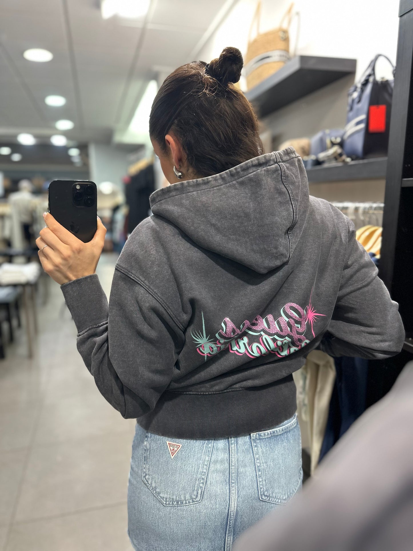 SUDADERA GUESS GRIS DESGASTADO CON LOGO BRILLO ROSA Y AZUL BEBÉ