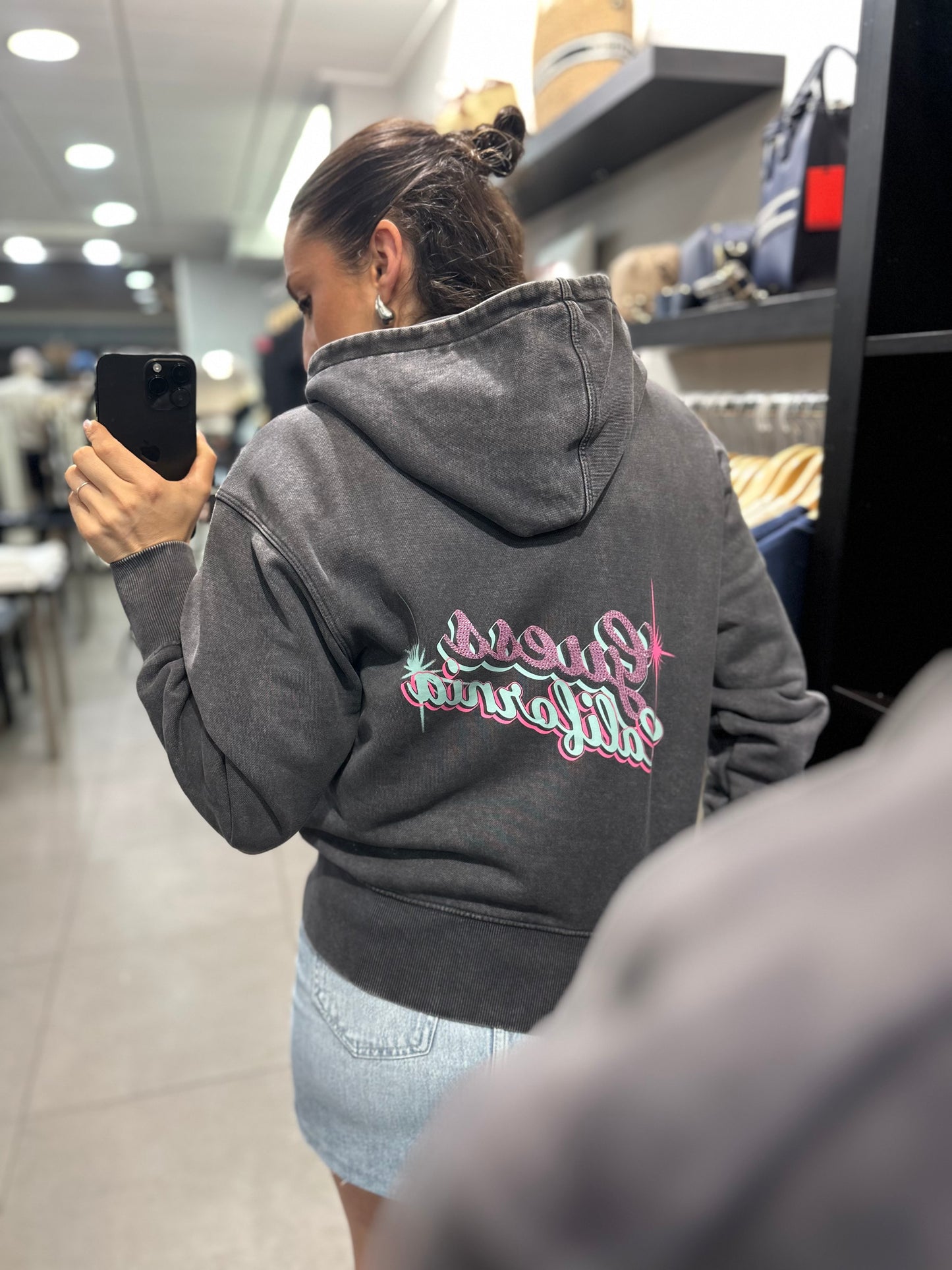 SUDADERA GUESS GRIS DESGASTADO CON LOGO BRILLO ROSA Y AZUL BEBÉ