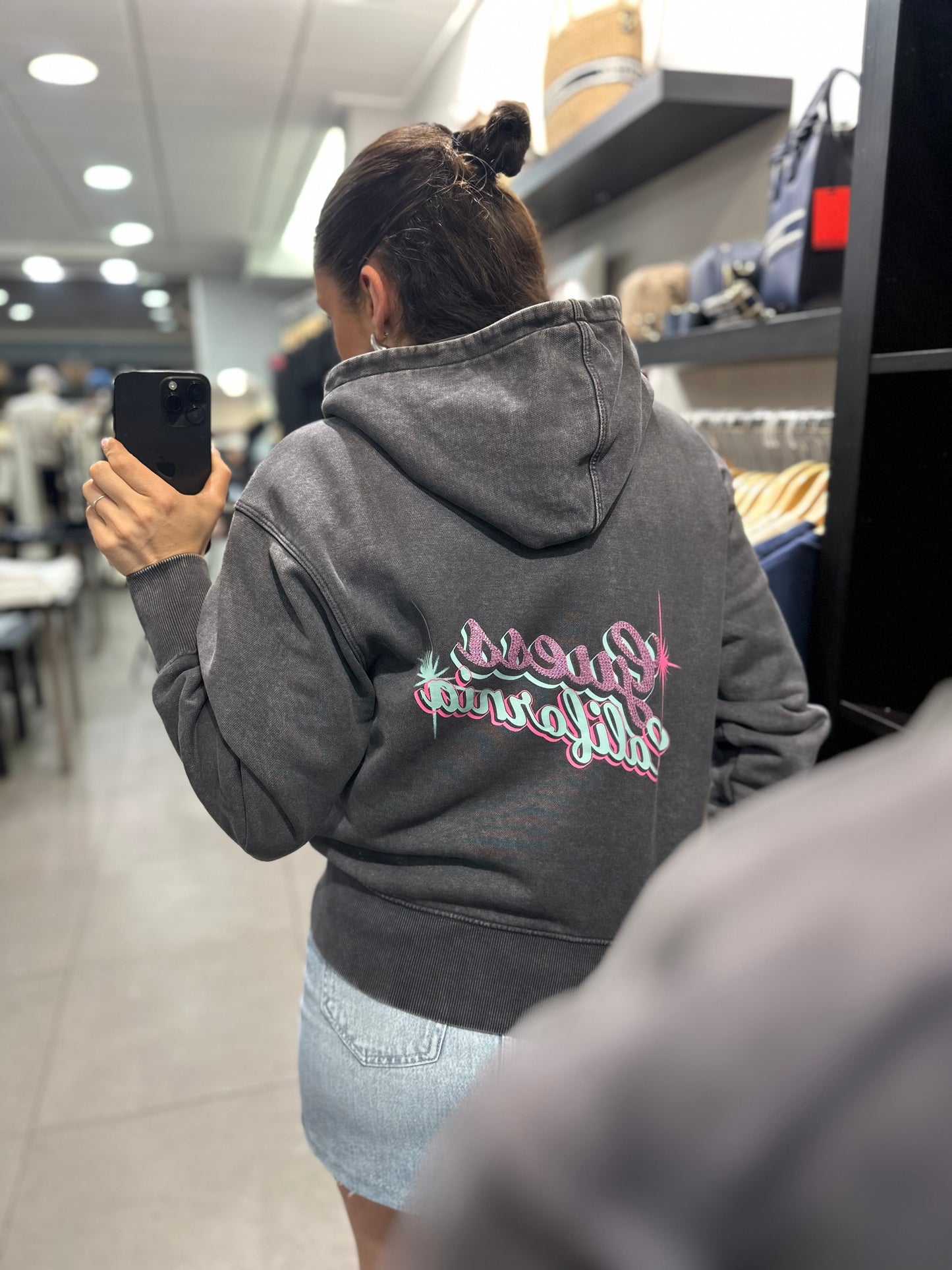 SUDADERA GUESS GRIS DESGASTADO CON LOGO BRILLO ROSA Y AZUL BEBÉ