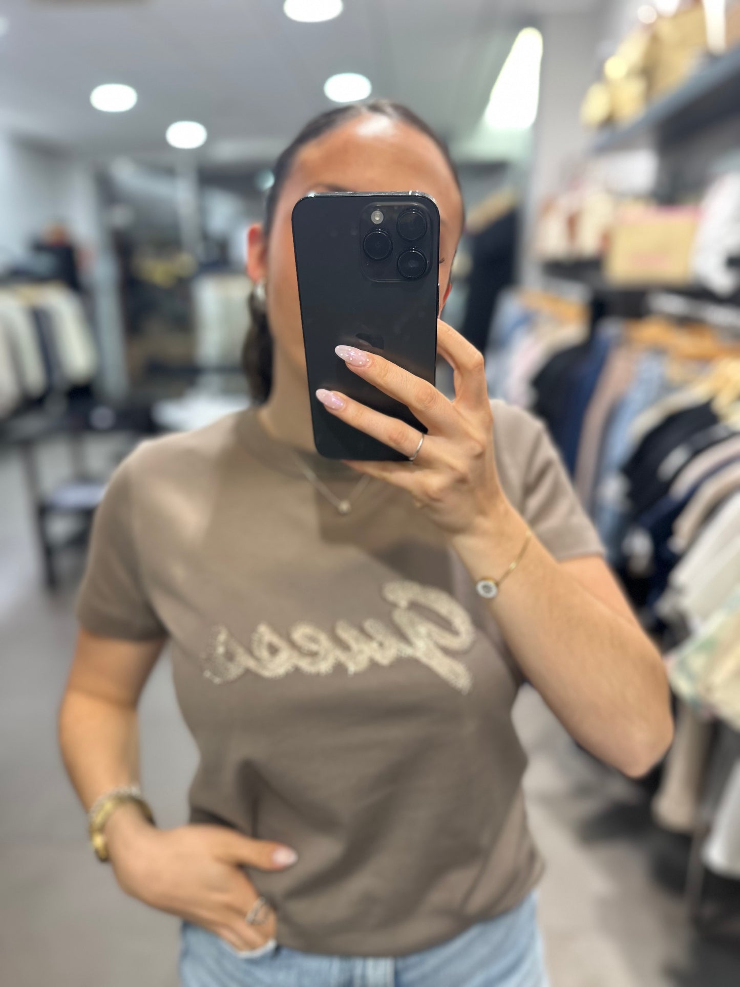 CAMISETA GUESS TAUPE CON LOGO LENTEJUELAS BORDADAS