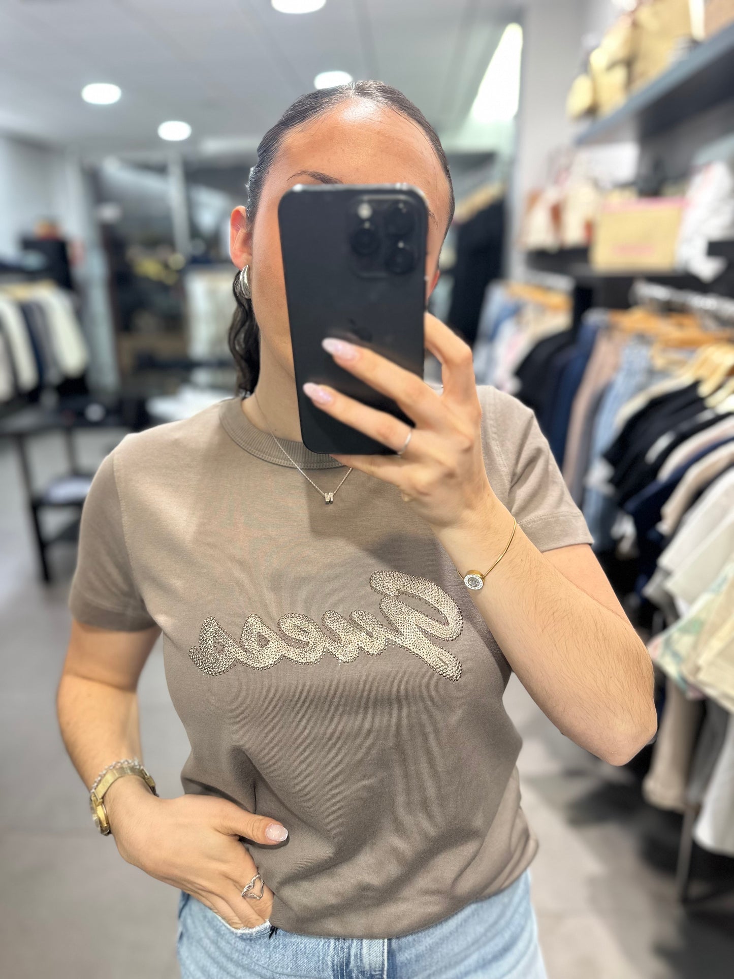 CAMISETA GUESS TAUPE CON LOGO LENTEJUELAS BORDADAS