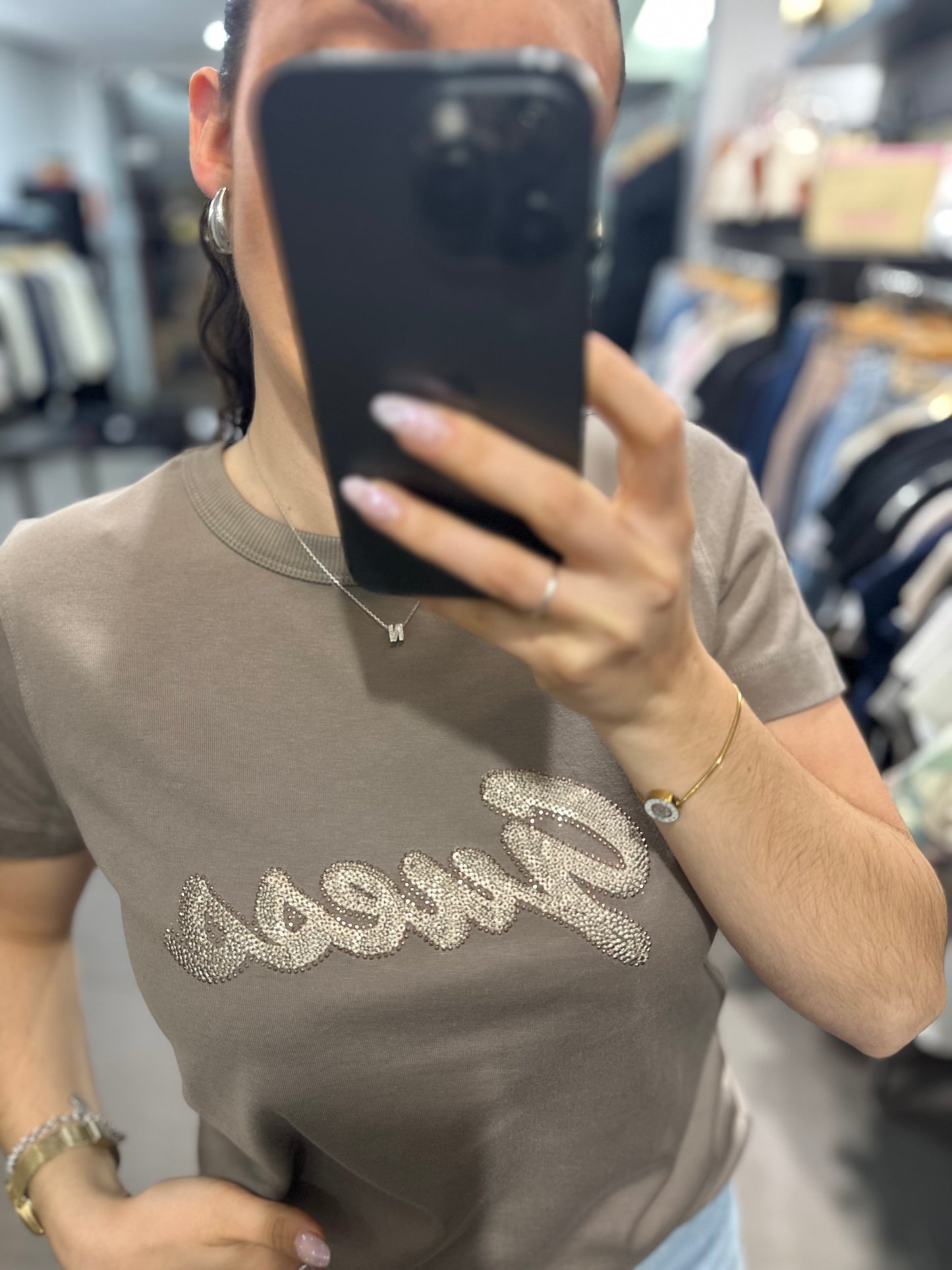 CAMISETA GUESS TAUPE CON LOGO LENTEJUELAS BORDADAS