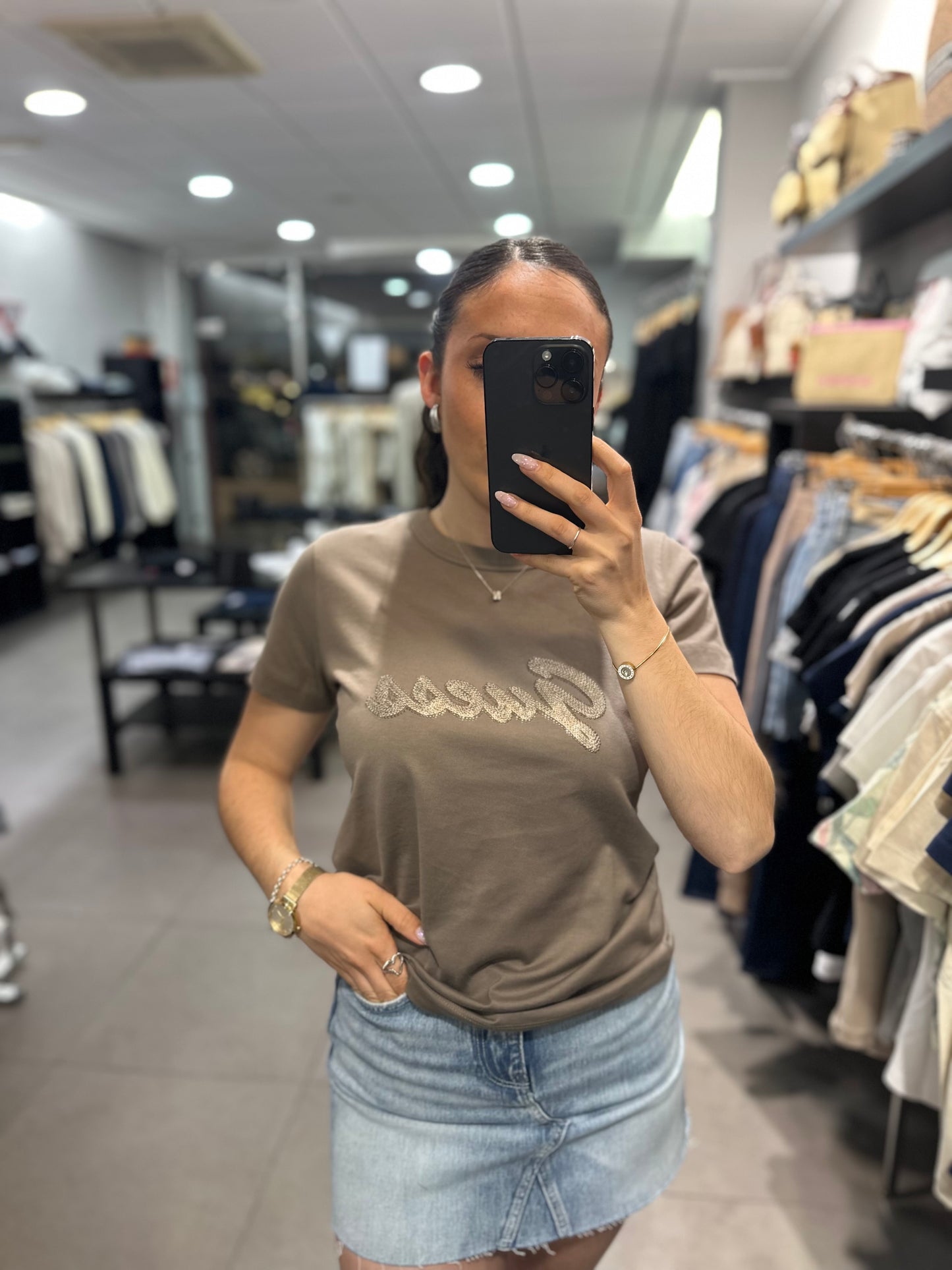 CAMISETA GUESS TAUPE CON LOGO LENTEJUELAS BORDADAS
