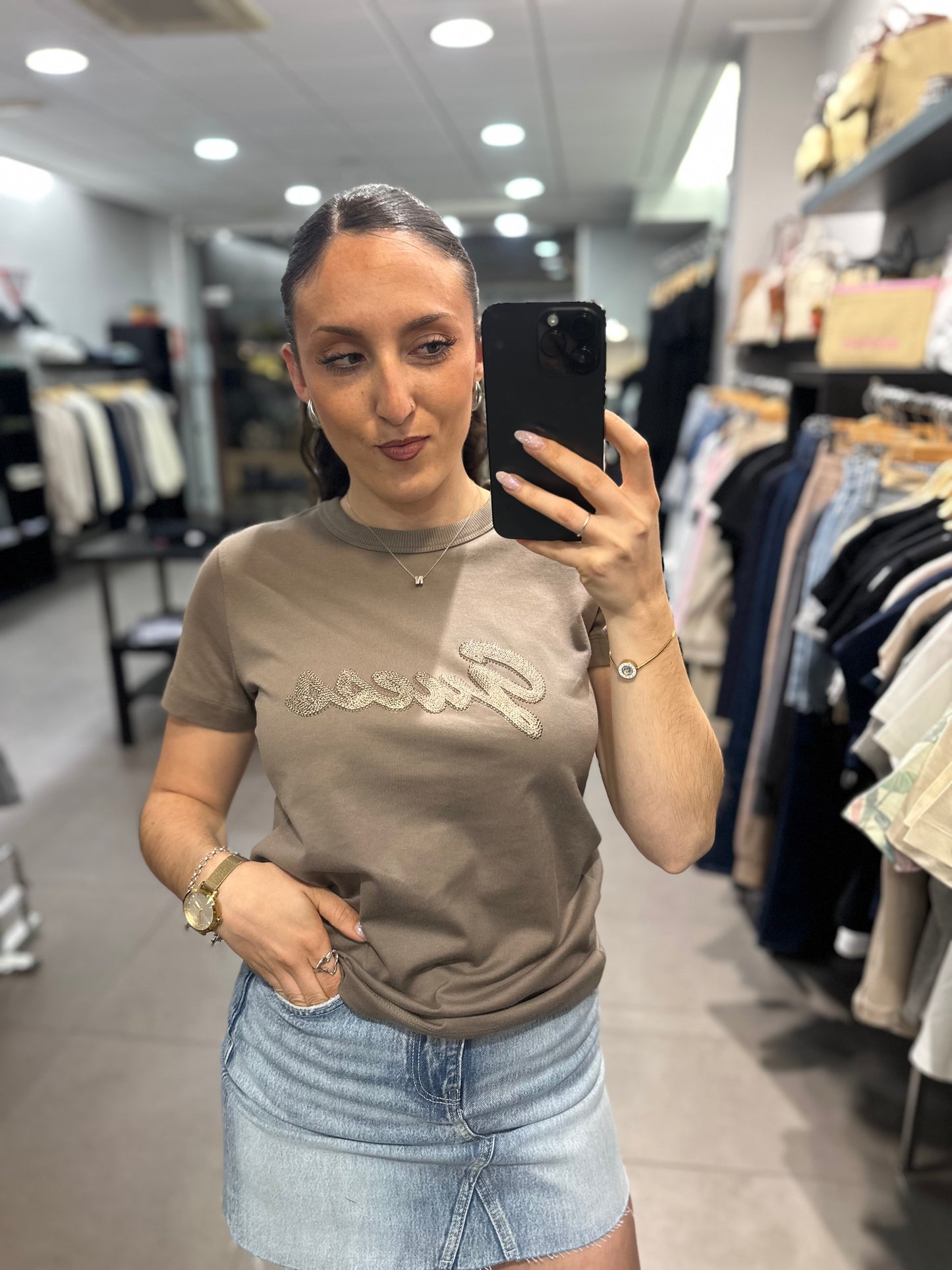 CAMISETA GUESS TAUPE CON LOGO LENTEJUELAS BORDADAS