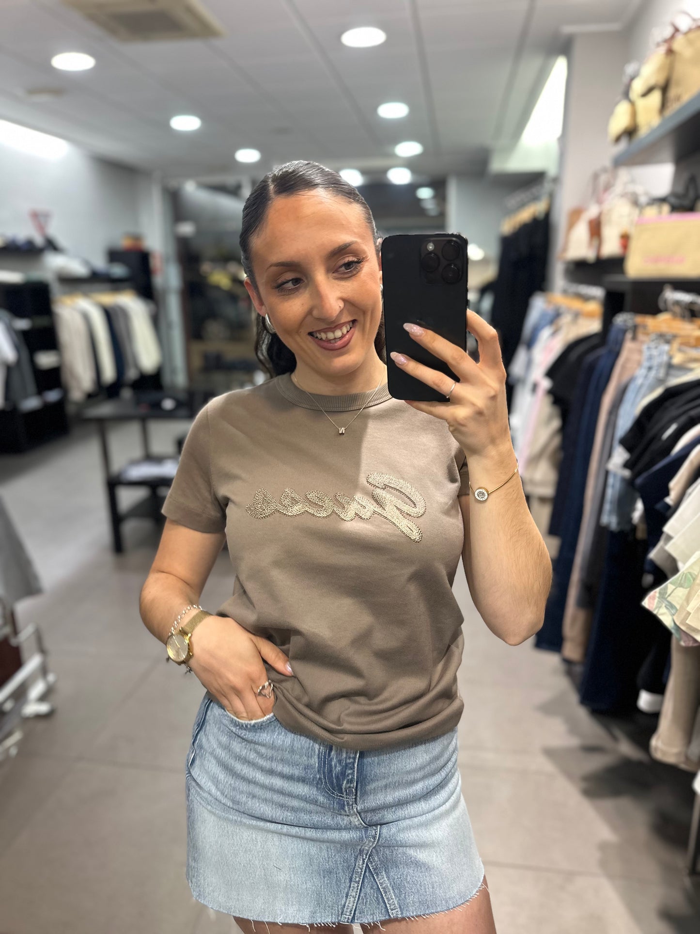 CAMISETA GUESS TAUPE CON LOGO LENTEJUELAS BORDADAS