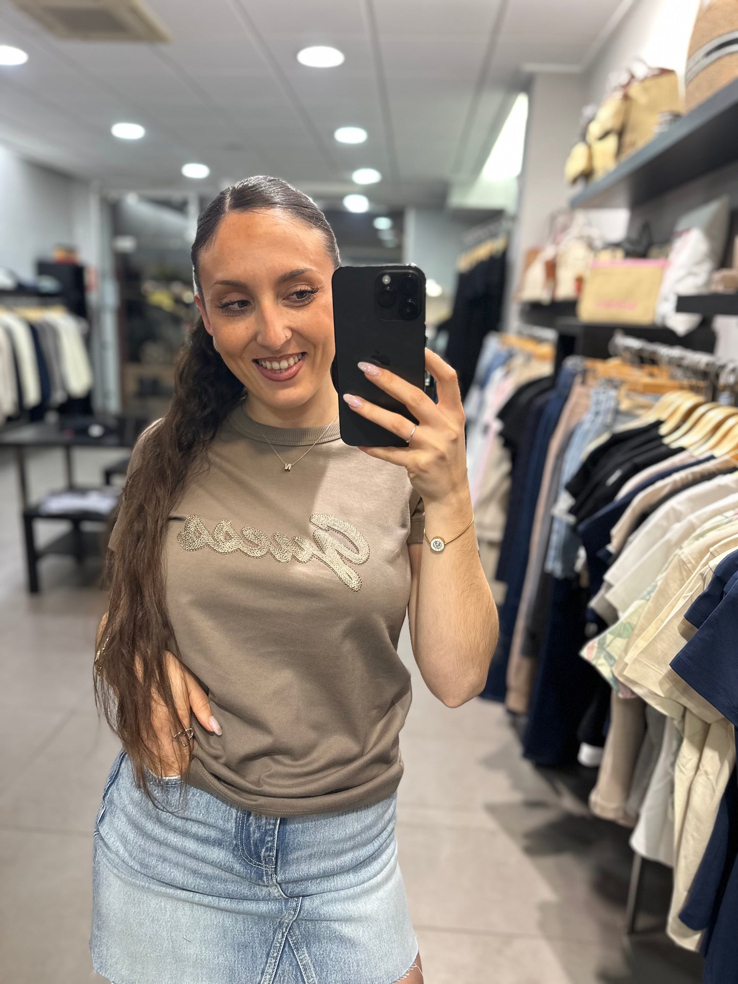 CAMISETA GUESS TAUPE CON LOGO LENTEJUELAS BORDADAS