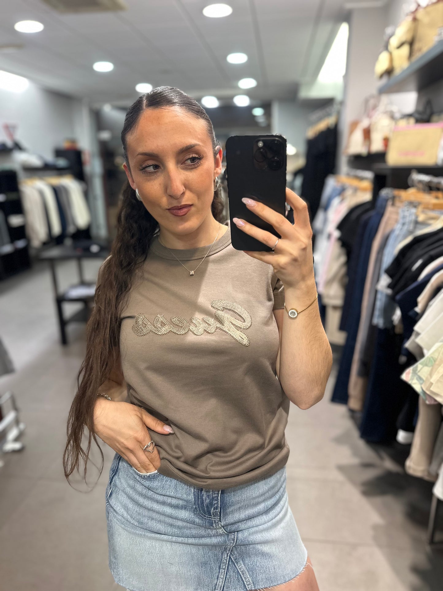 CAMISETA GUESS TAUPE CON LOGO LENTEJUELAS BORDADAS