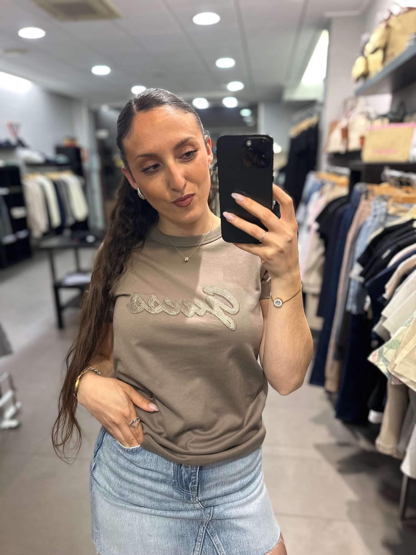 CAMISETA GUESS TAUPE CON LOGO LENTEJUELAS BORDADAS