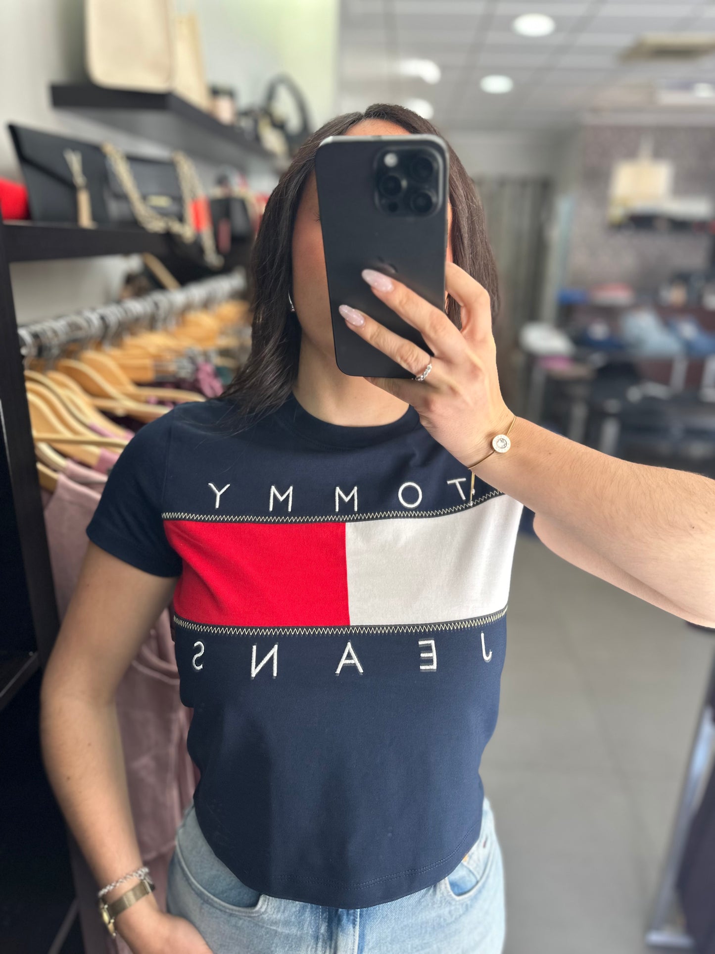 CAMISETA TOMMY MARINA CROP CON LOGO BANDERA MAXI BORDADO