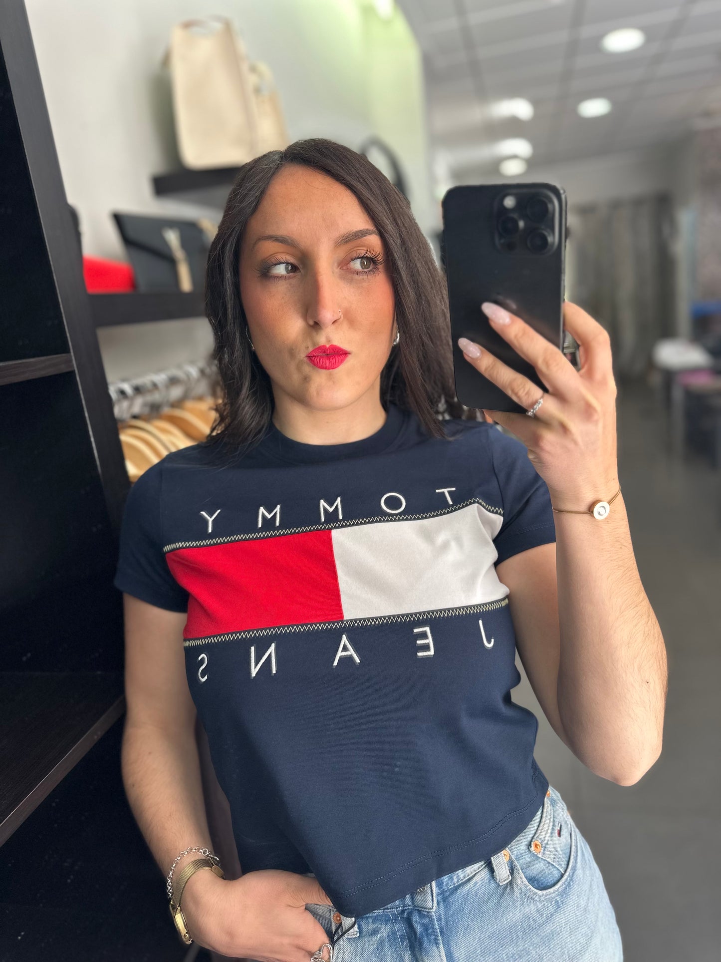 CAMISETA TOMMY MARINA CROP CON LOGO BANDERA MAXI BORDADO