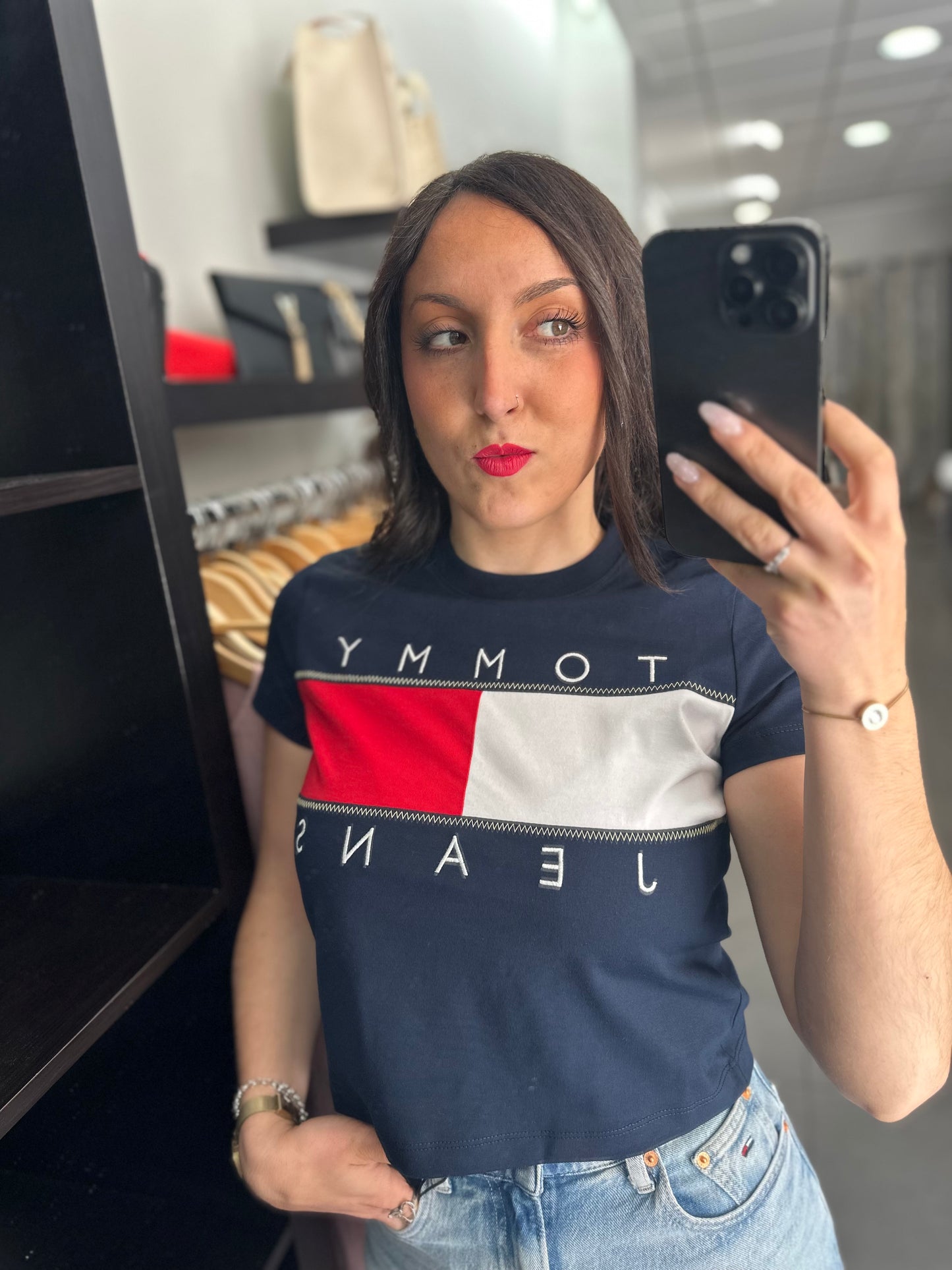 CAMISETA TOMMY MARINA CROP CON LOGO BANDERA MAXI BORDADO