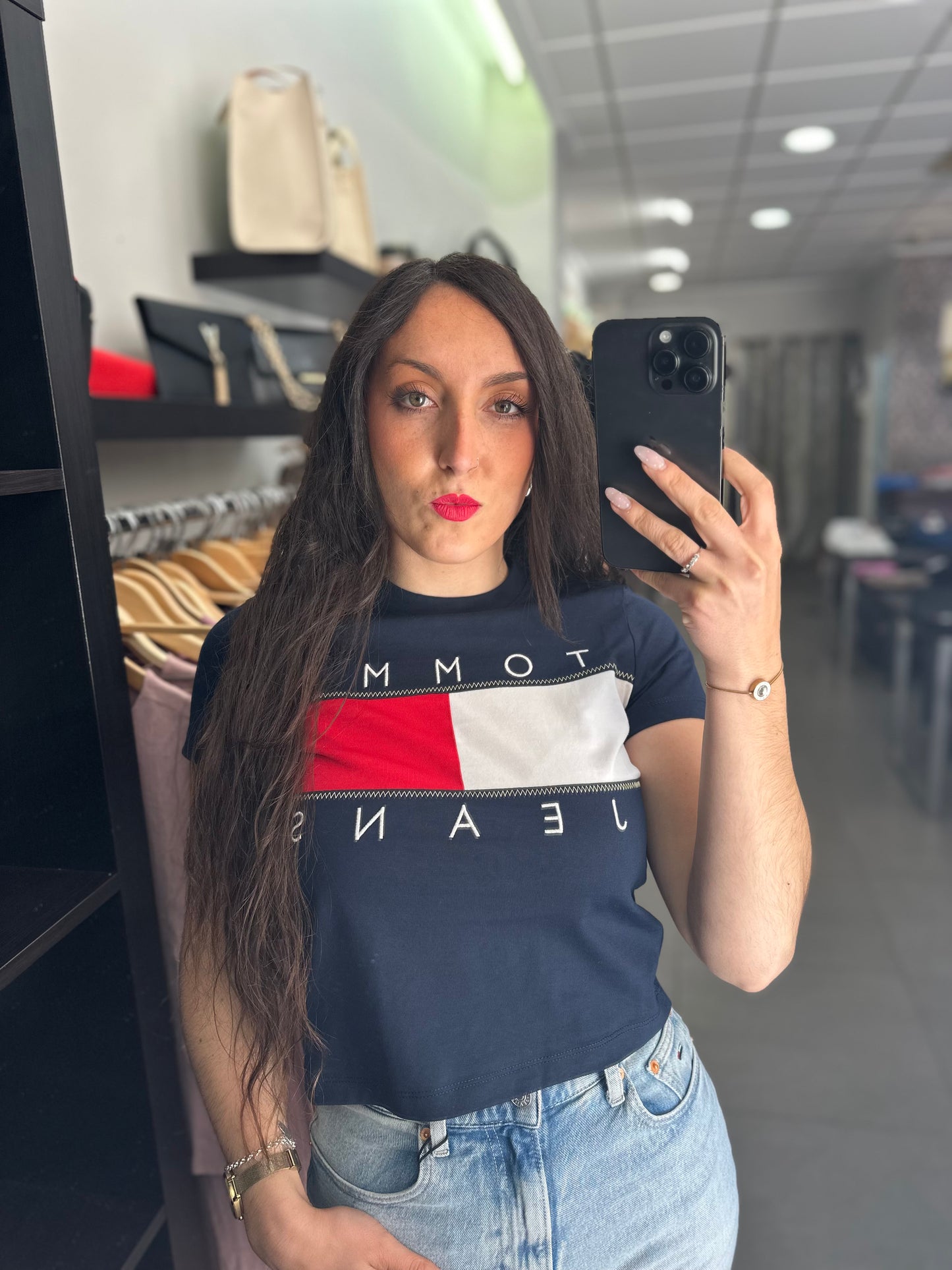 CAMISETA TOMMY MARINA CROP CON LOGO BANDERA MAXI BORDADO