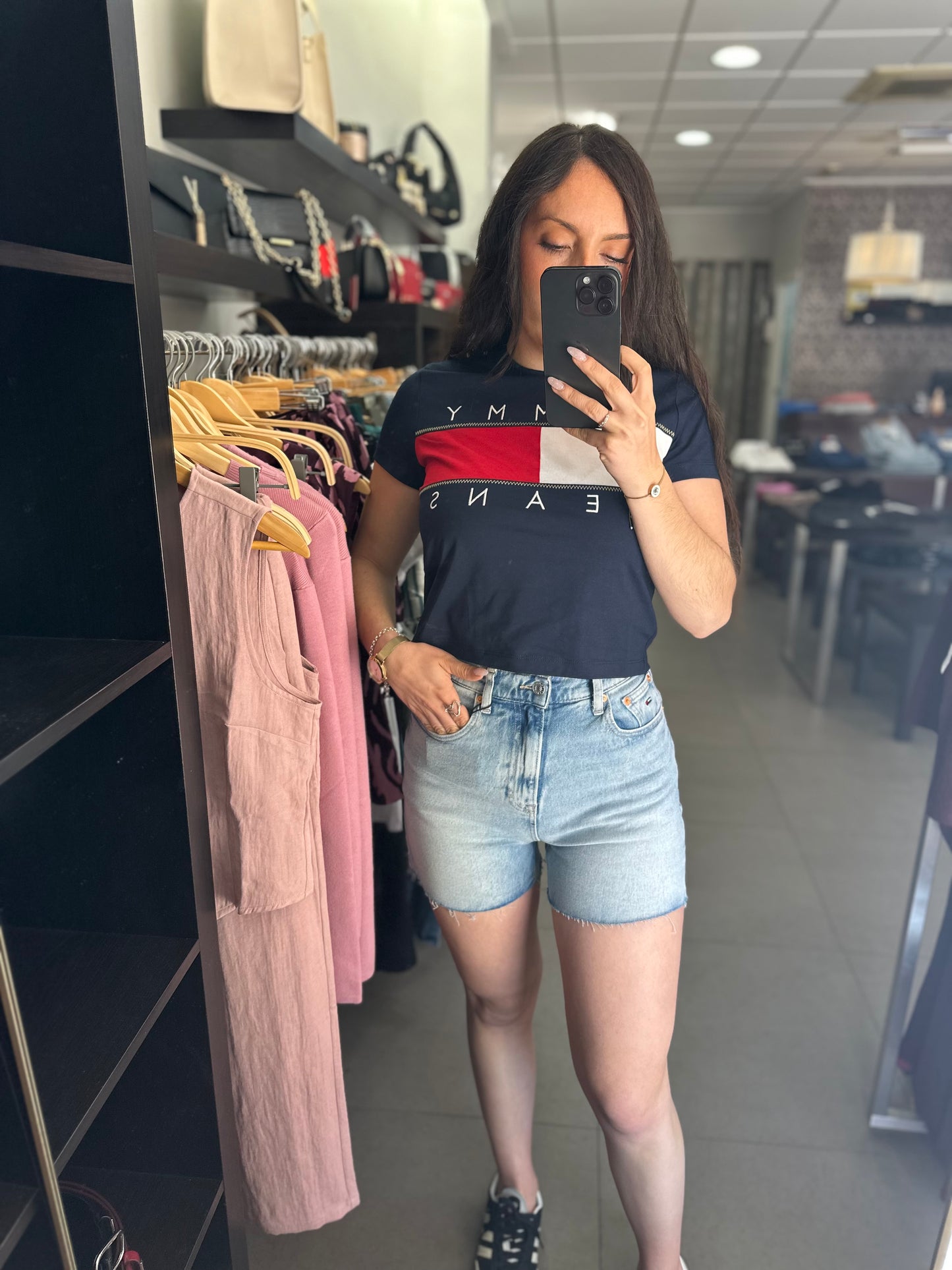 CAMISETA TOMMY MARINA CROP CON LOGO BANDERA MAXI BORDADO