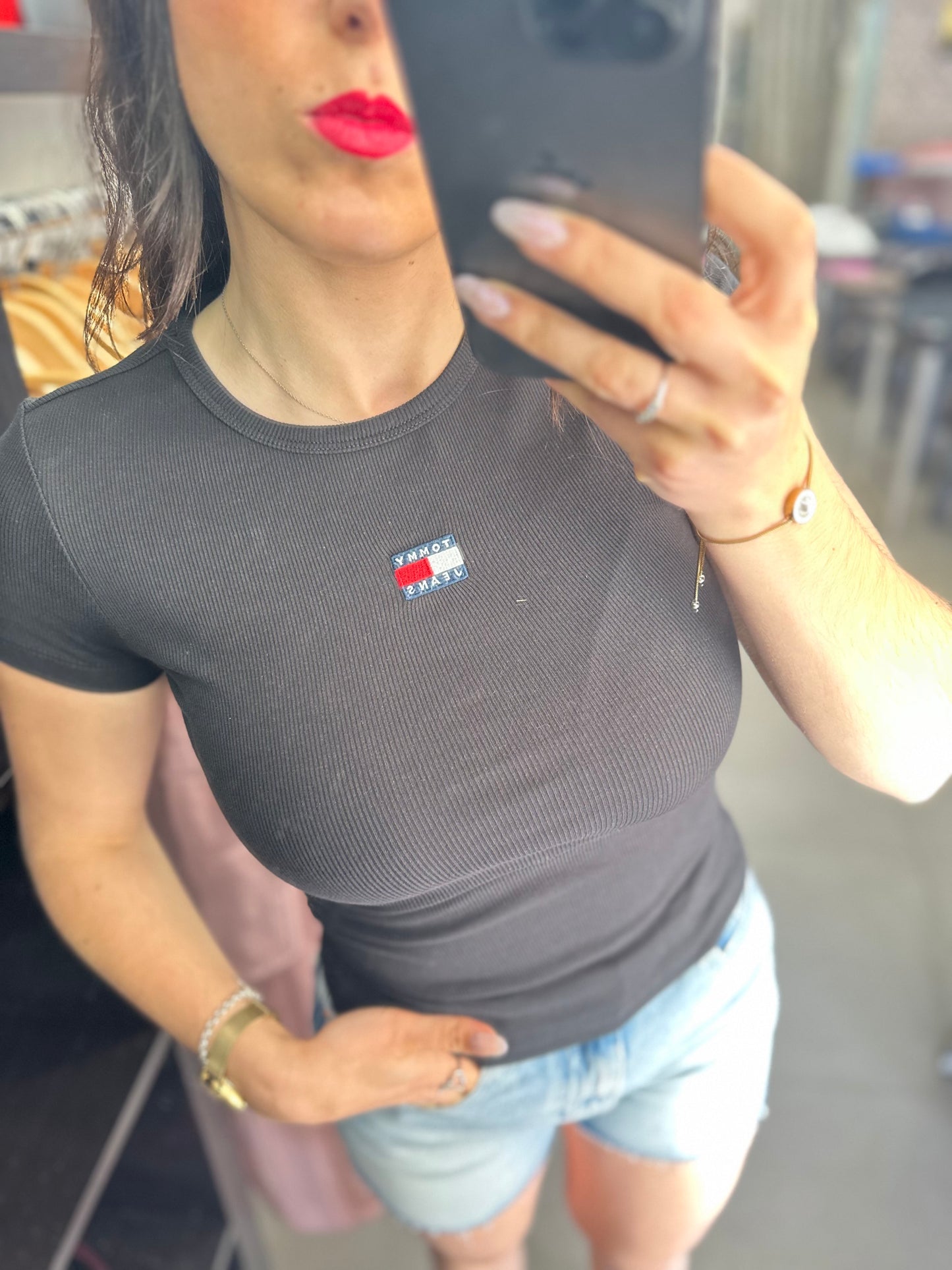 Camiseta Tommy canalé negro logo bordado