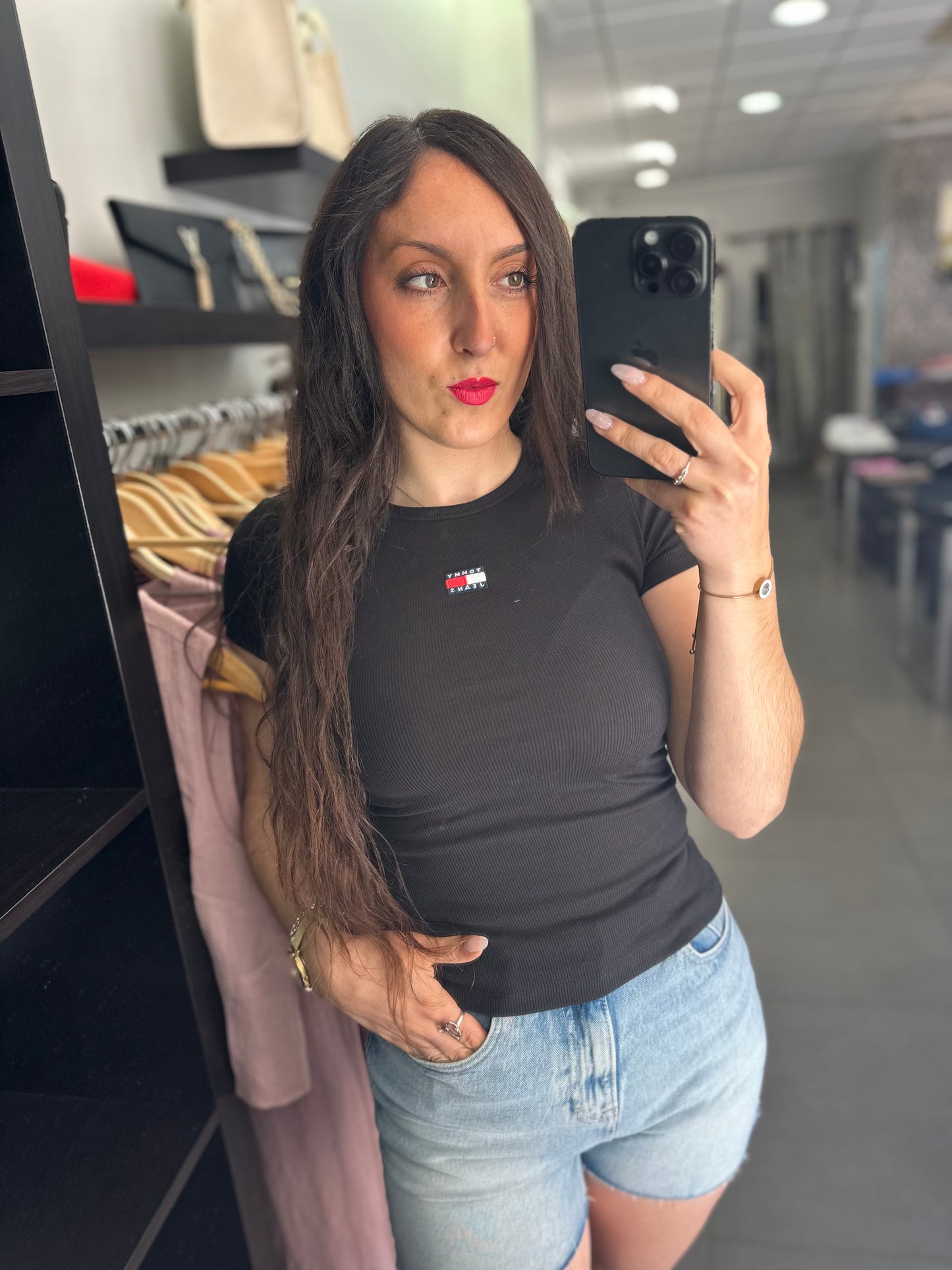 Camiseta Tommy canalé negro logo bordado