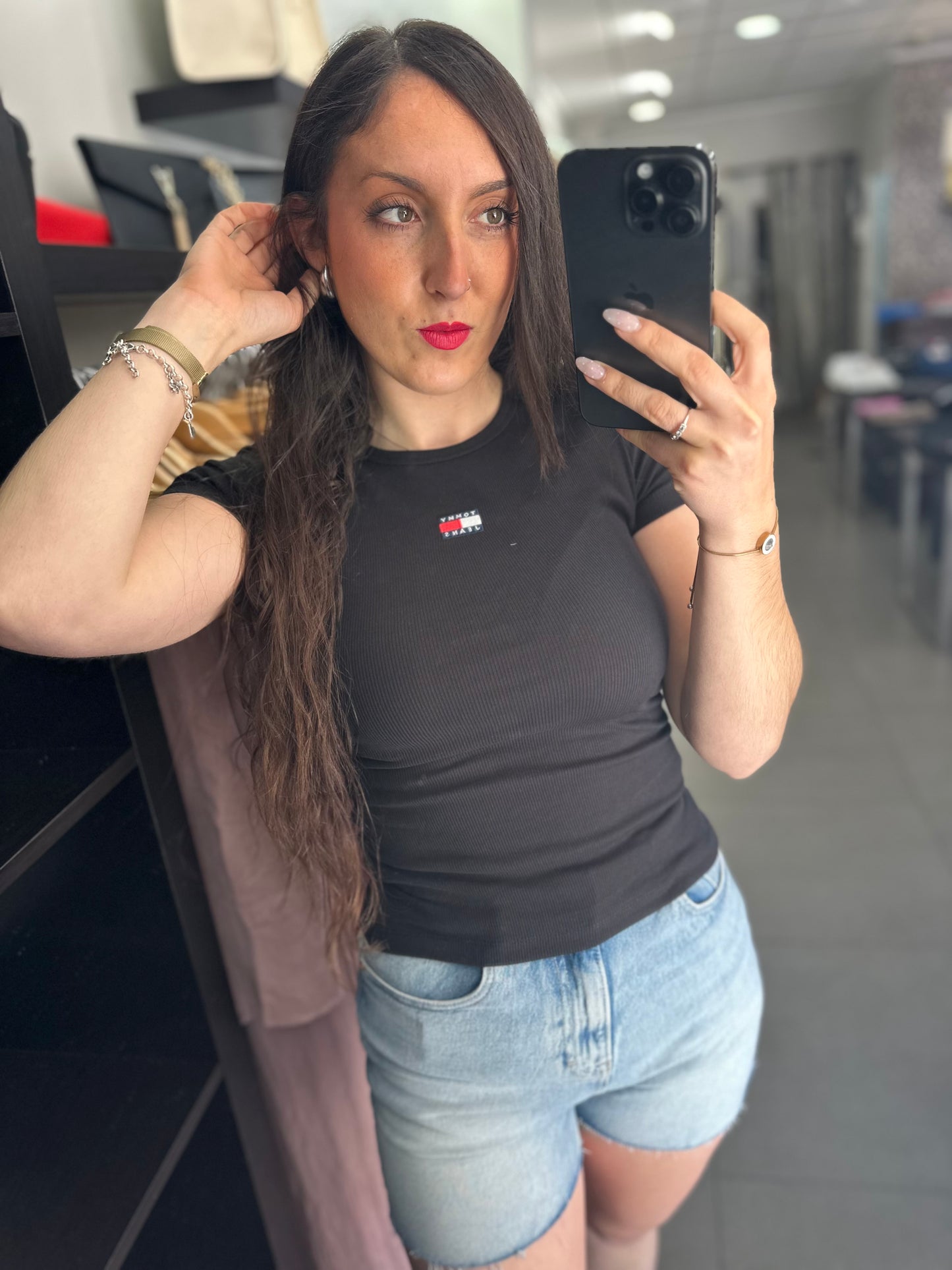 Camiseta Tommy canalé negro logo bordado