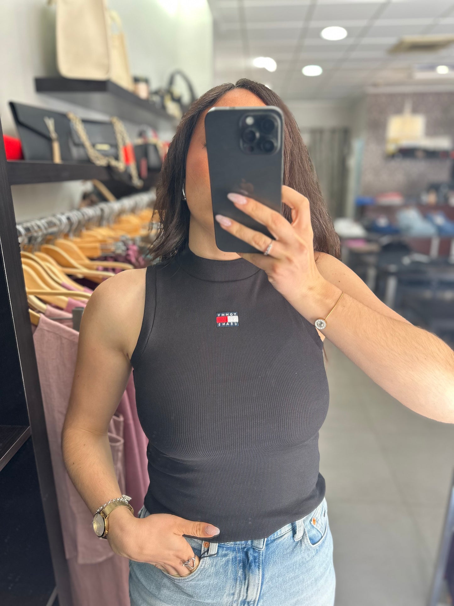 Top Tommy canalé negro tirantes cuello