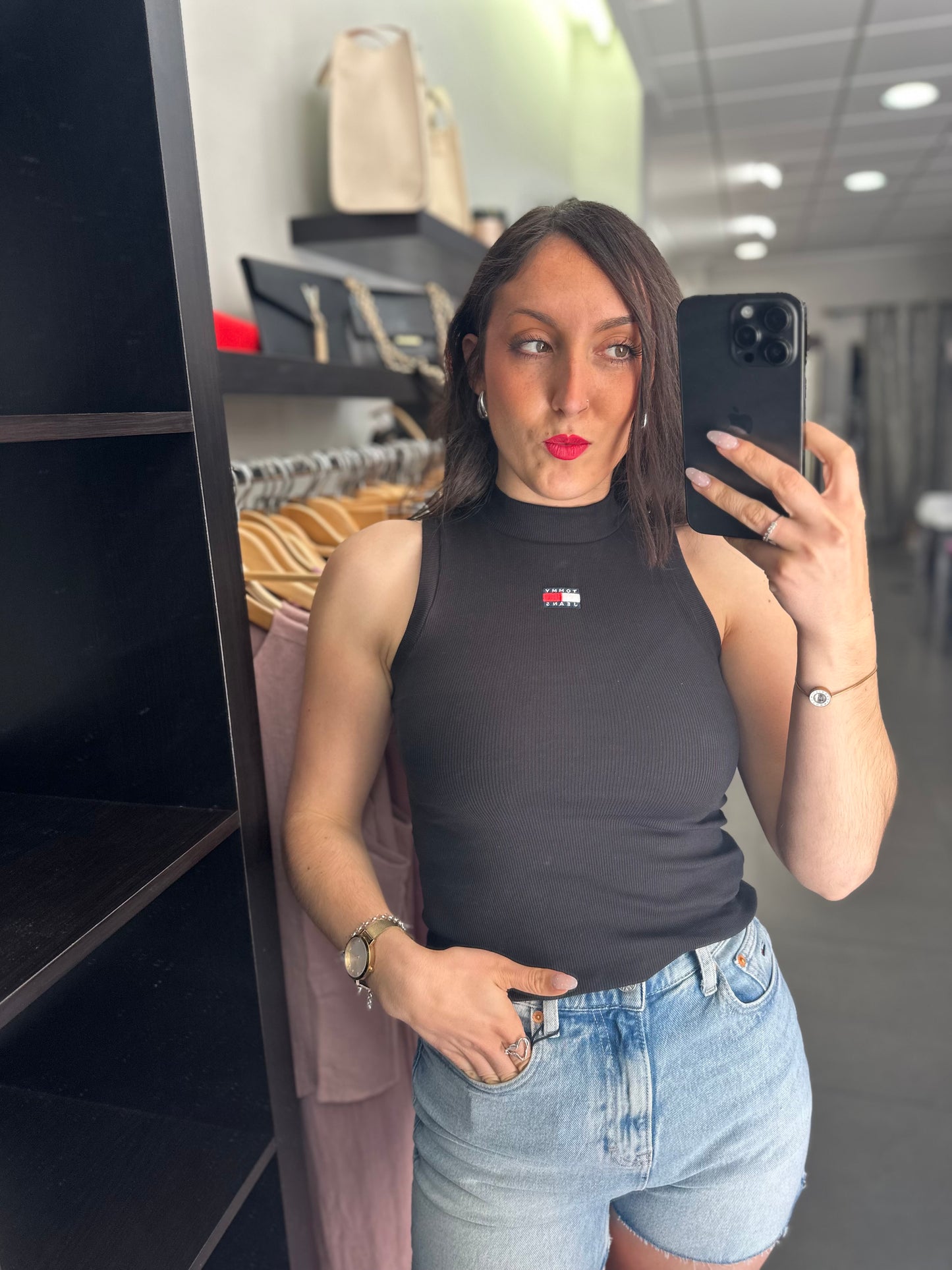 Top Tommy canalé negro tirantes cuello