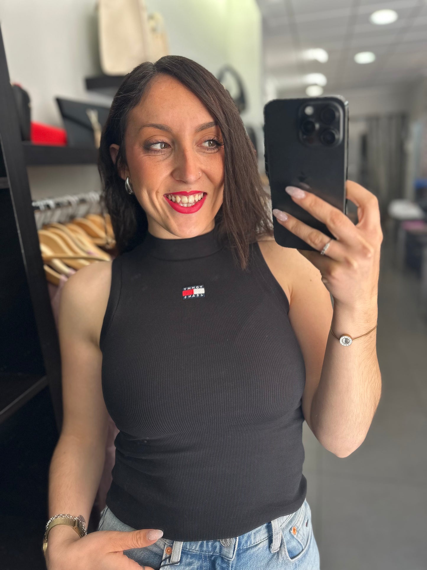 Top Tommy canalé negro tirantes cuello