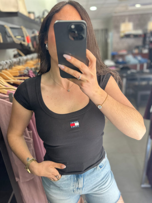 Camiseta Tommy canalé negra escote cuadrado