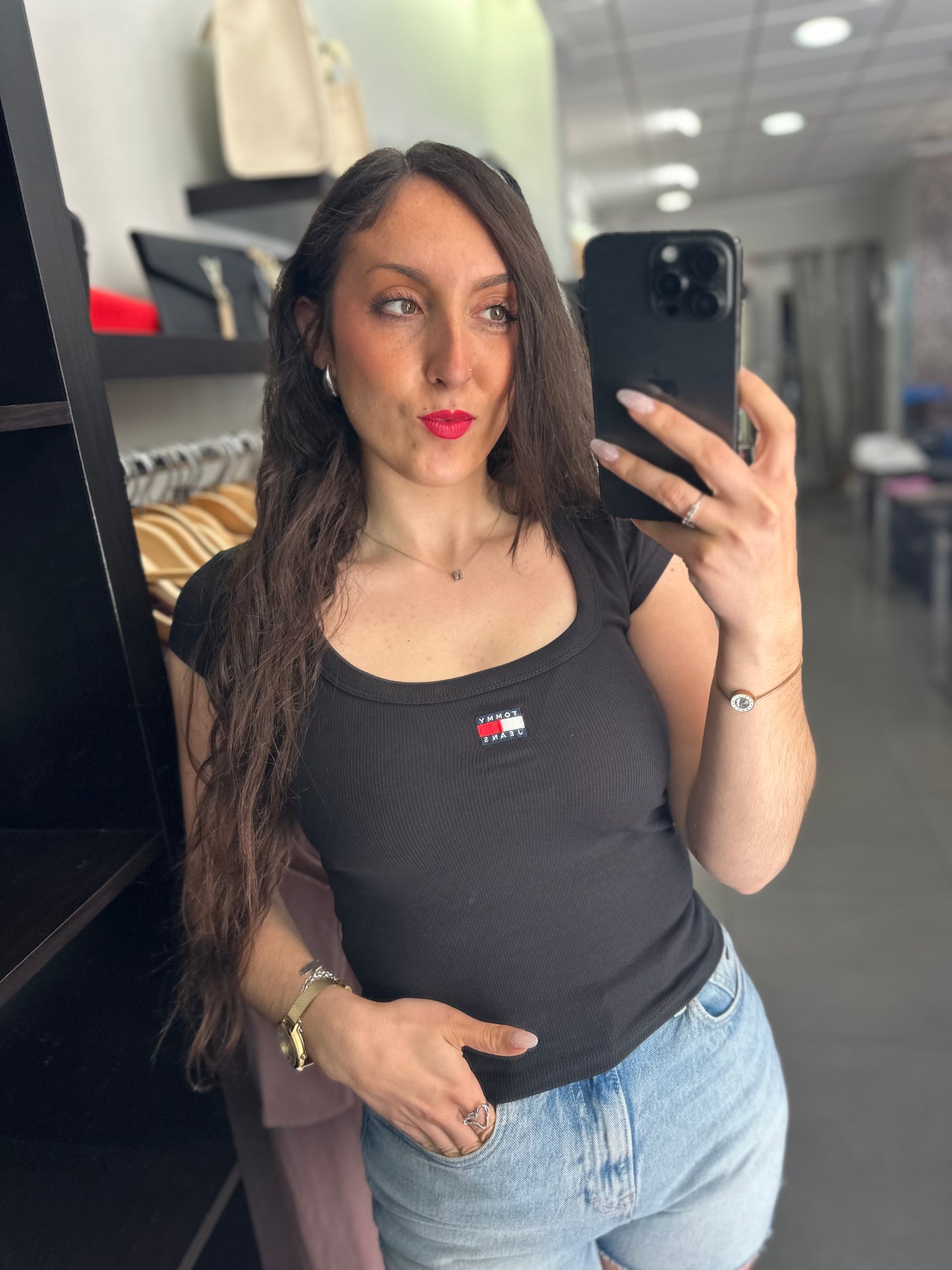 Camiseta Tommy canalé negra escote cuadrado